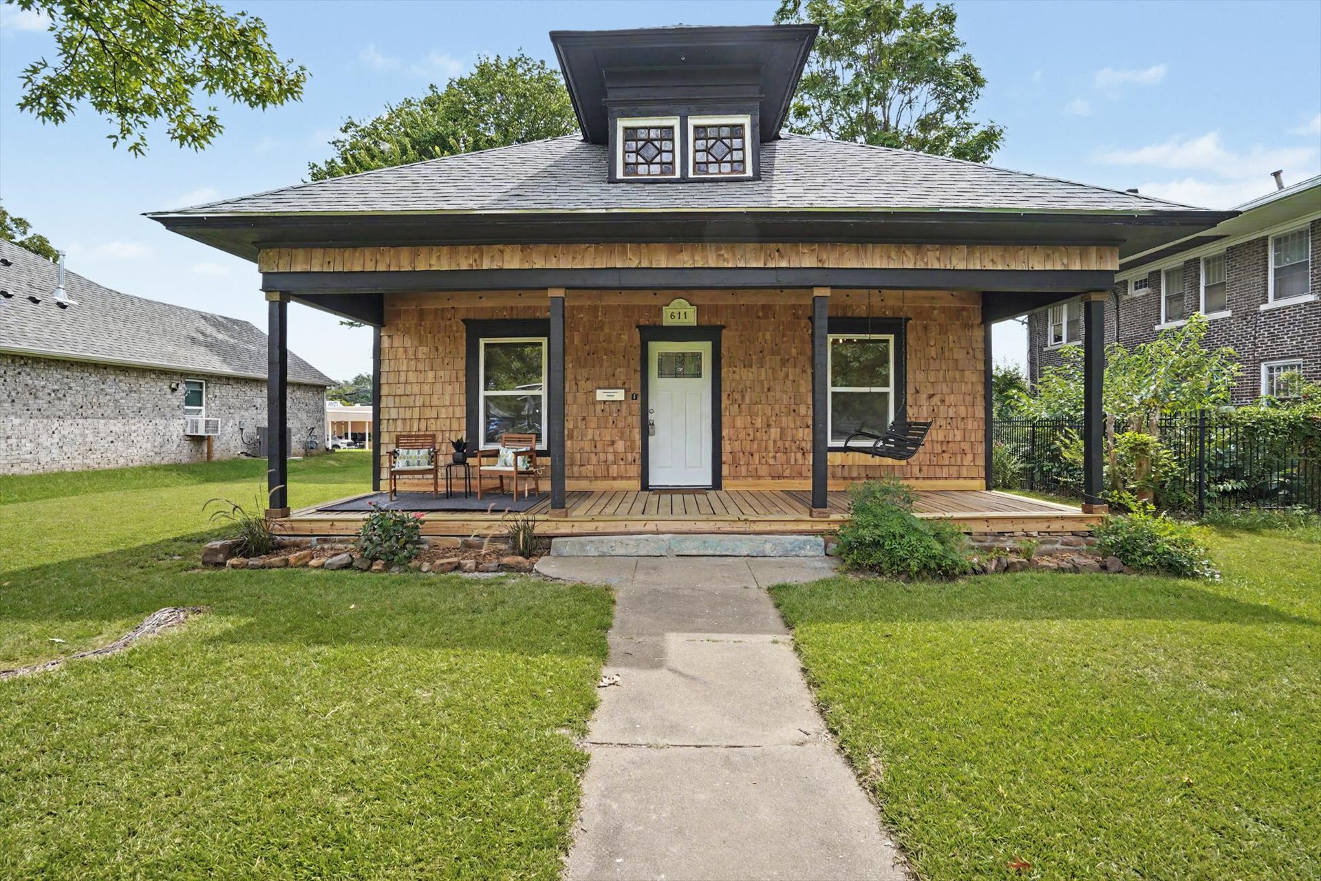 611 S Poplar Street — photo