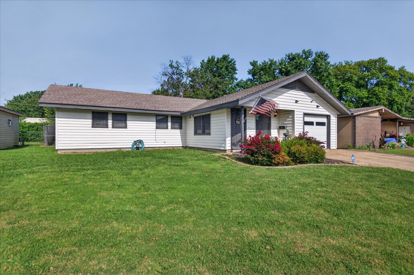 107 Mockingbird — photo
