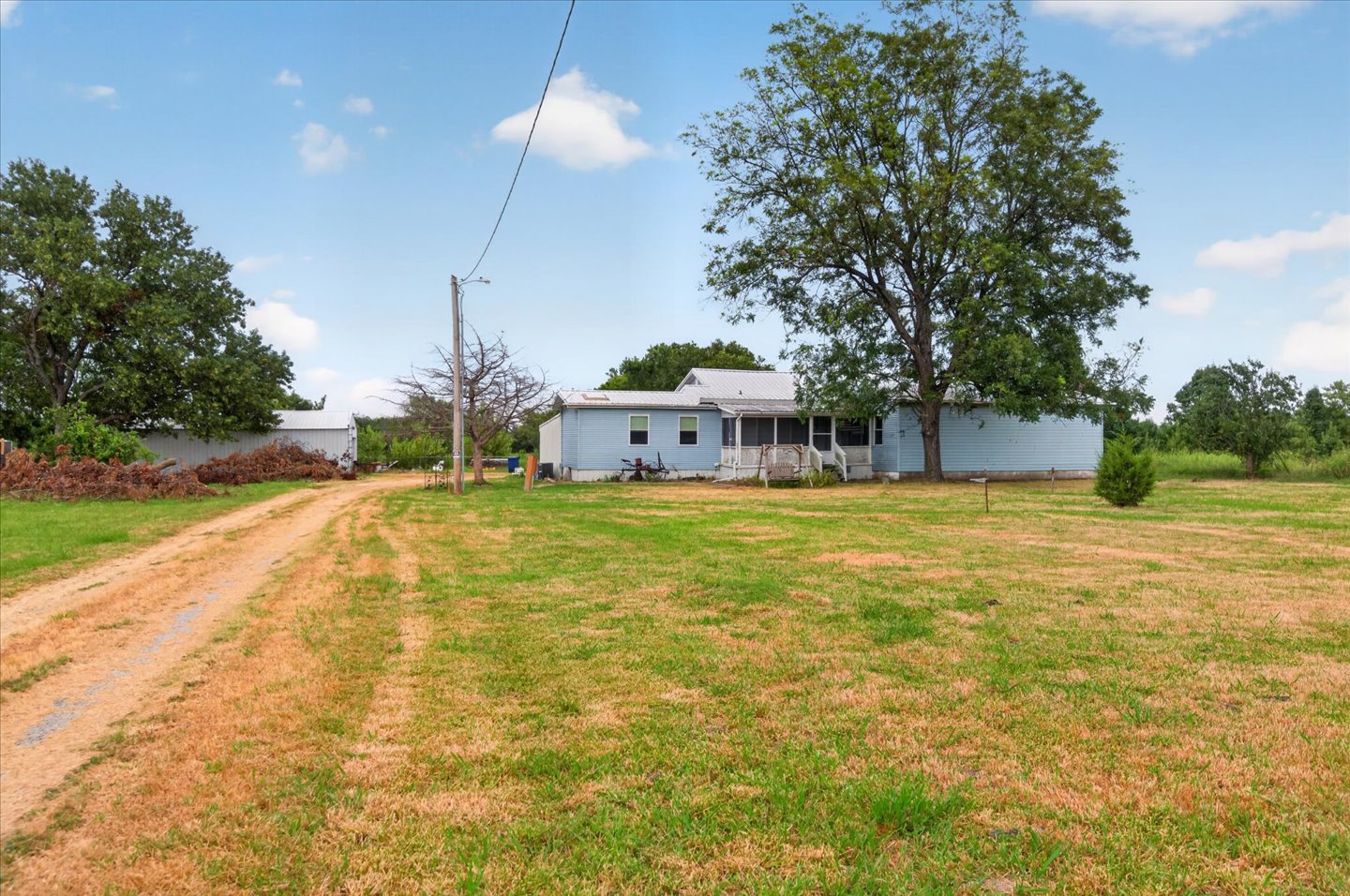 21092 Hwy 169 — photo