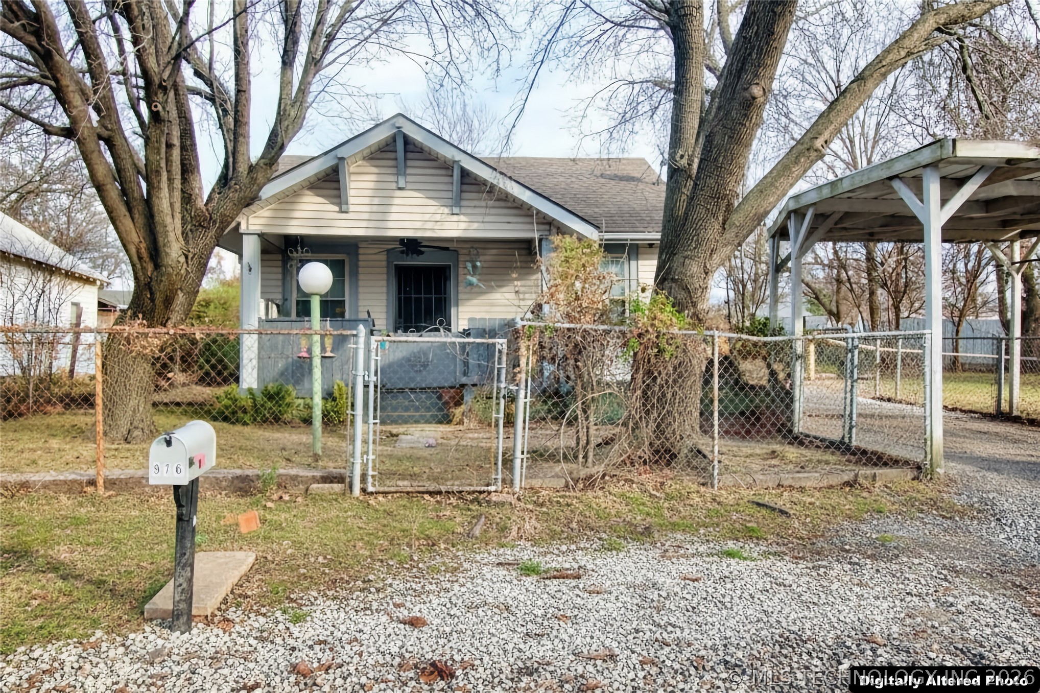 976 Summit Street — photo