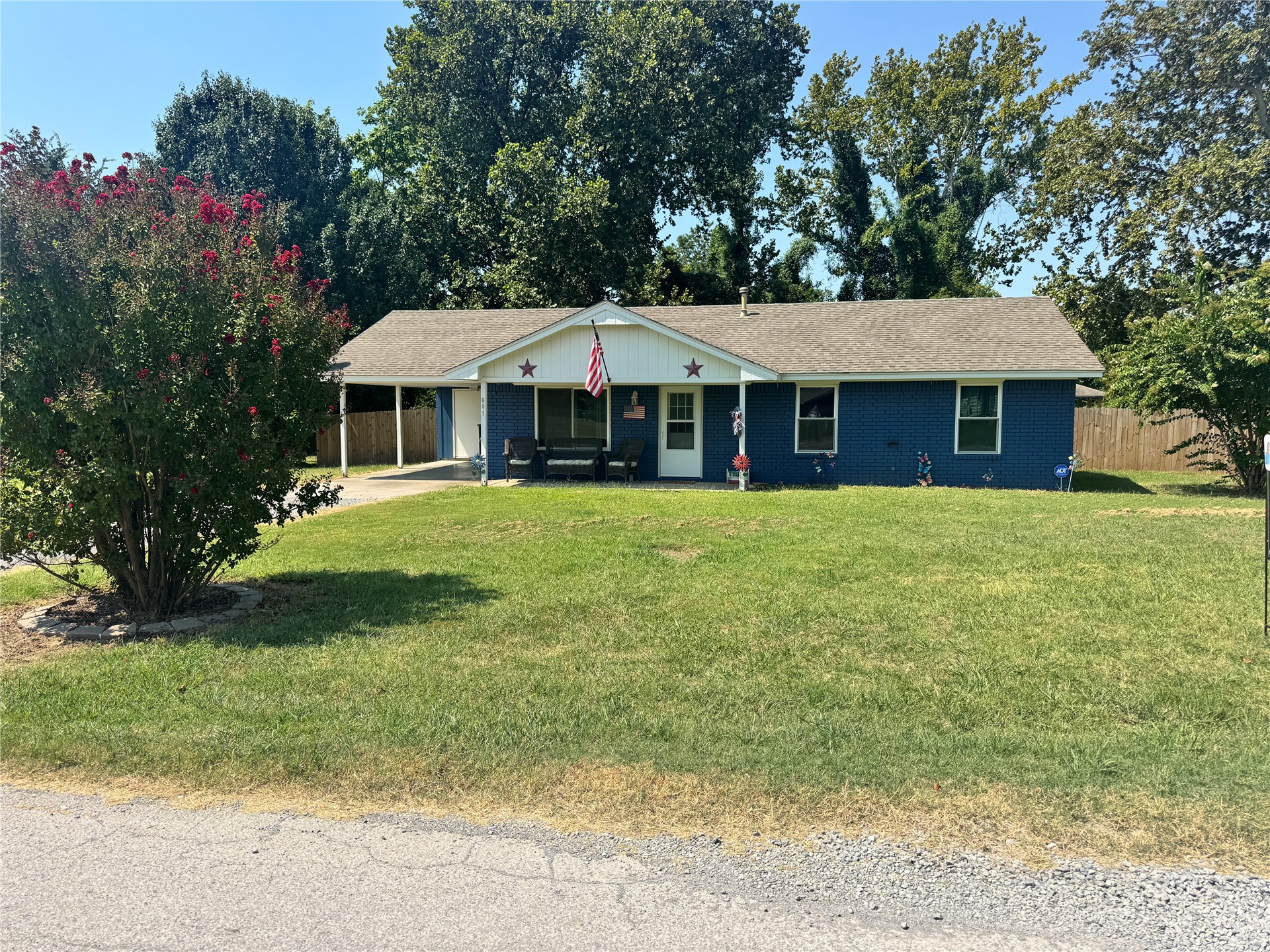 601 NW Railroad Street — photo