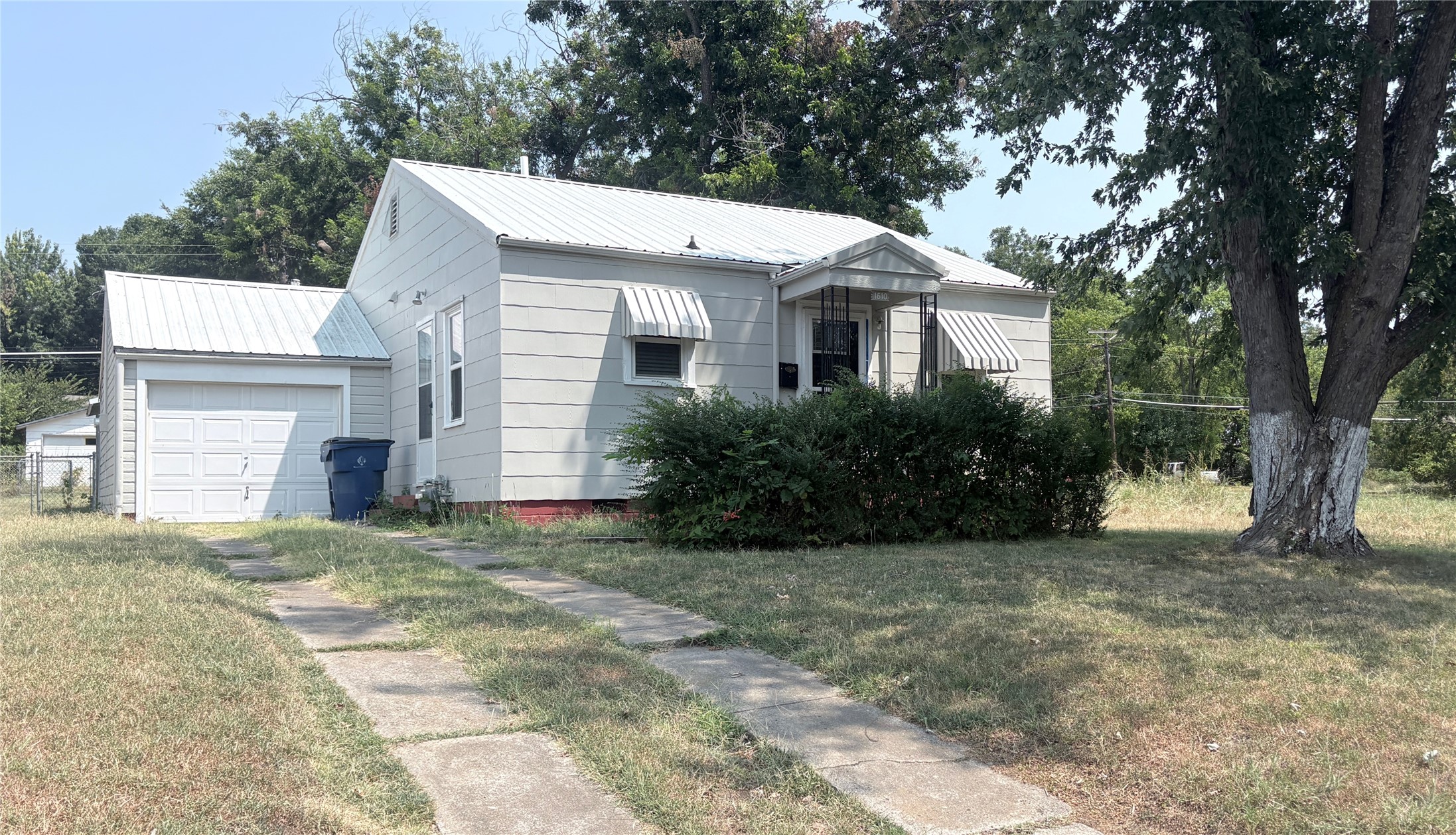 1610 Claremore Avenue — photo