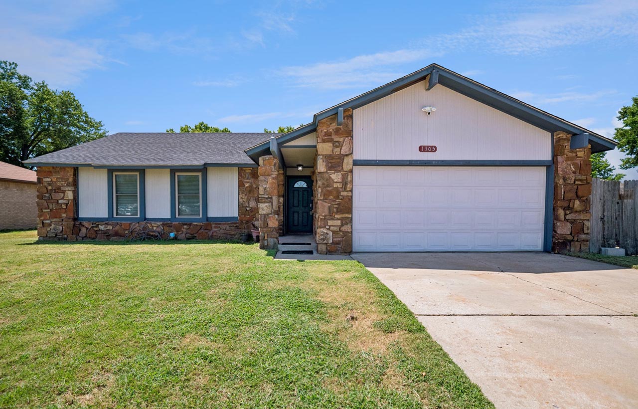 1305 W Waco Street — photo