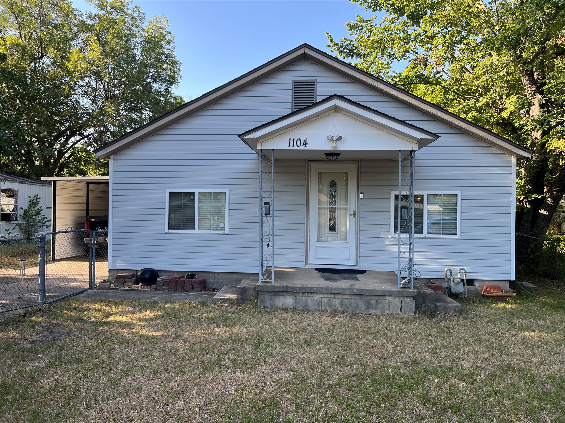1104 Harris — photo