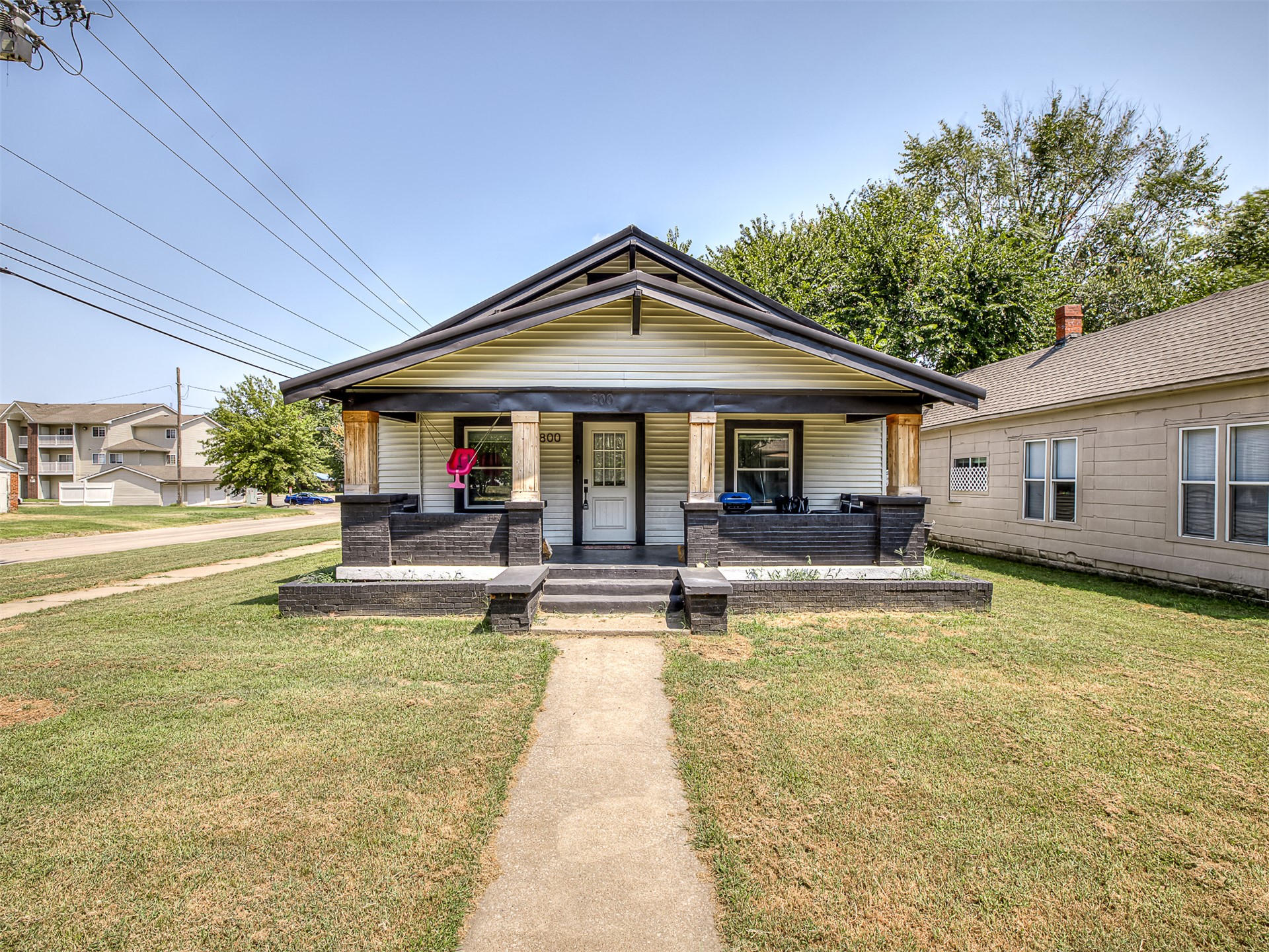 800 S Seneca Avenue — photo