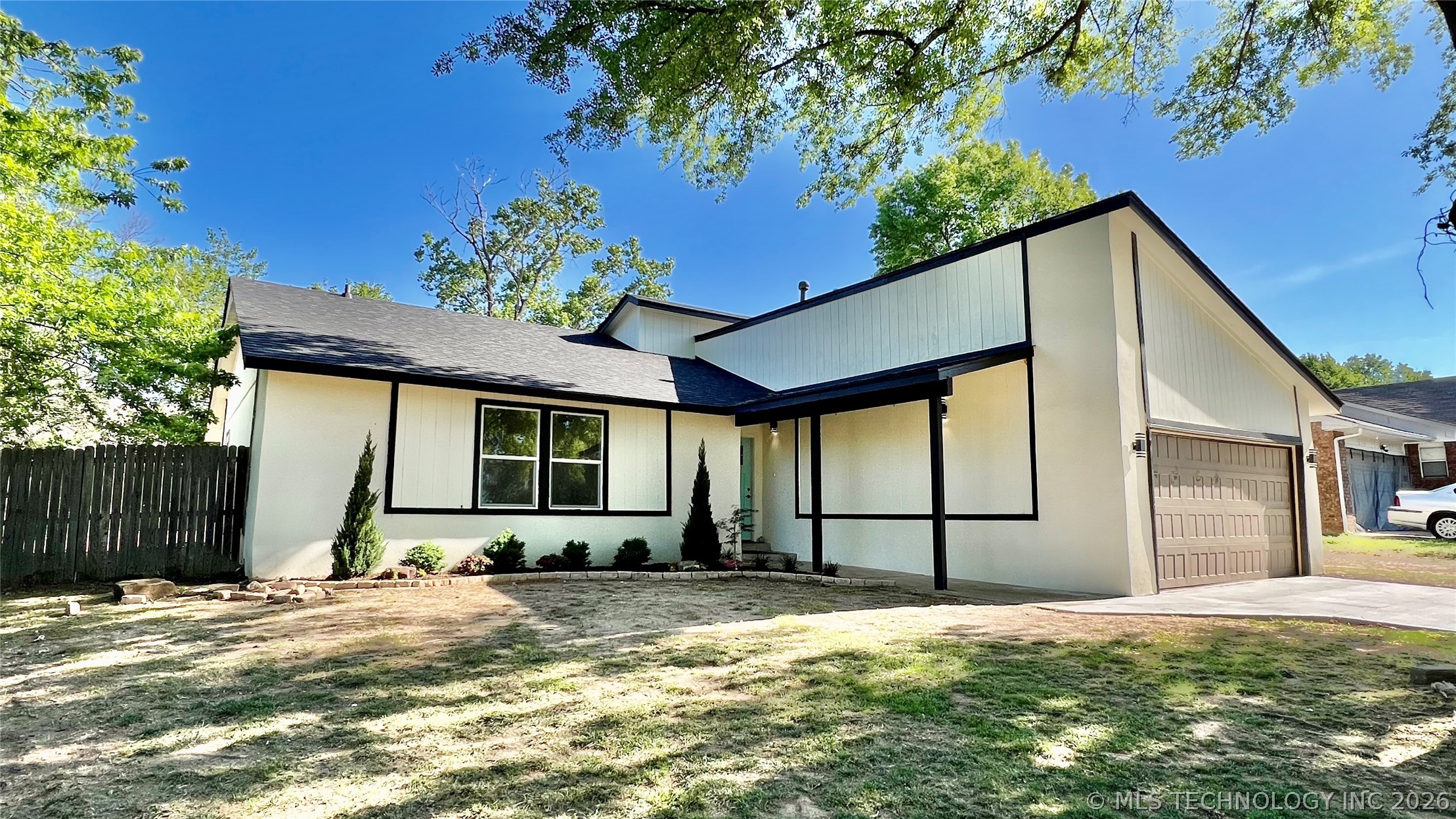 824 W Waco Place — photo