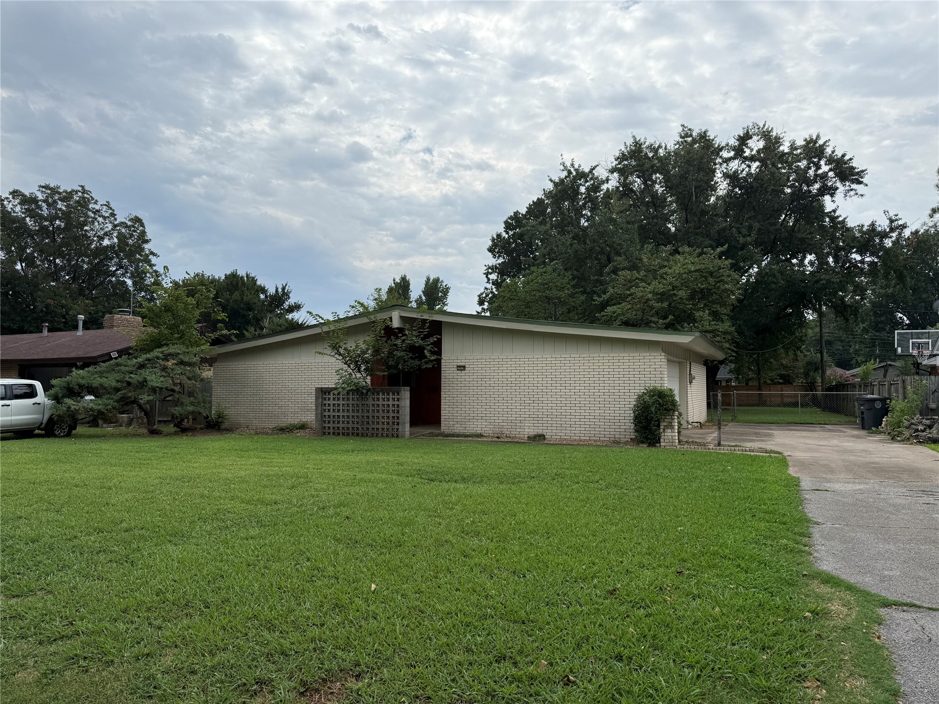 1928 E 55th Place — photo