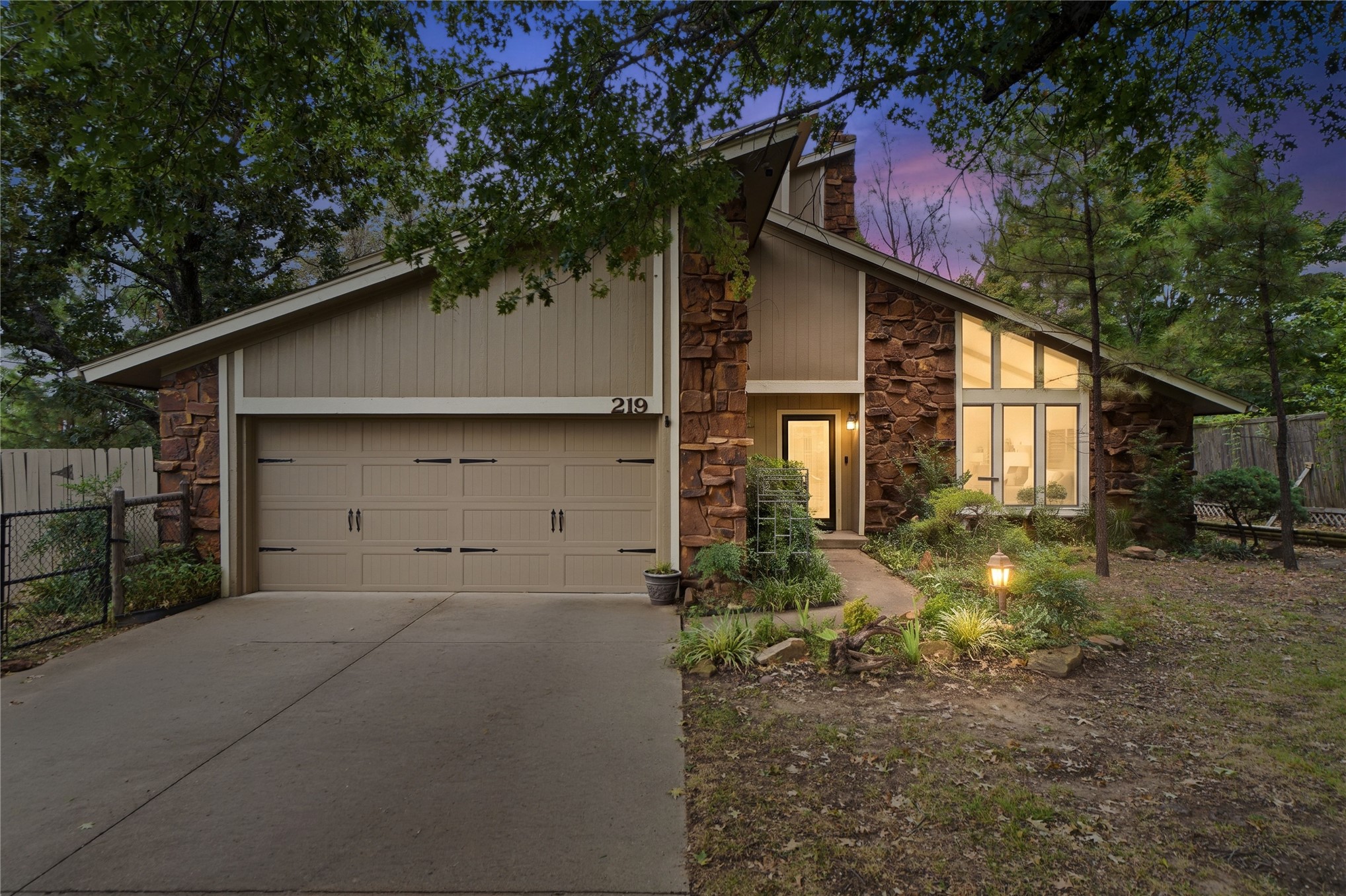 219 N Oak Ridge Drive — photo
