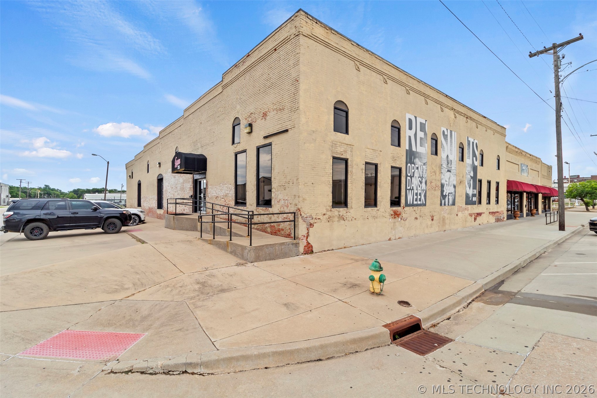230 N Broadway — photo