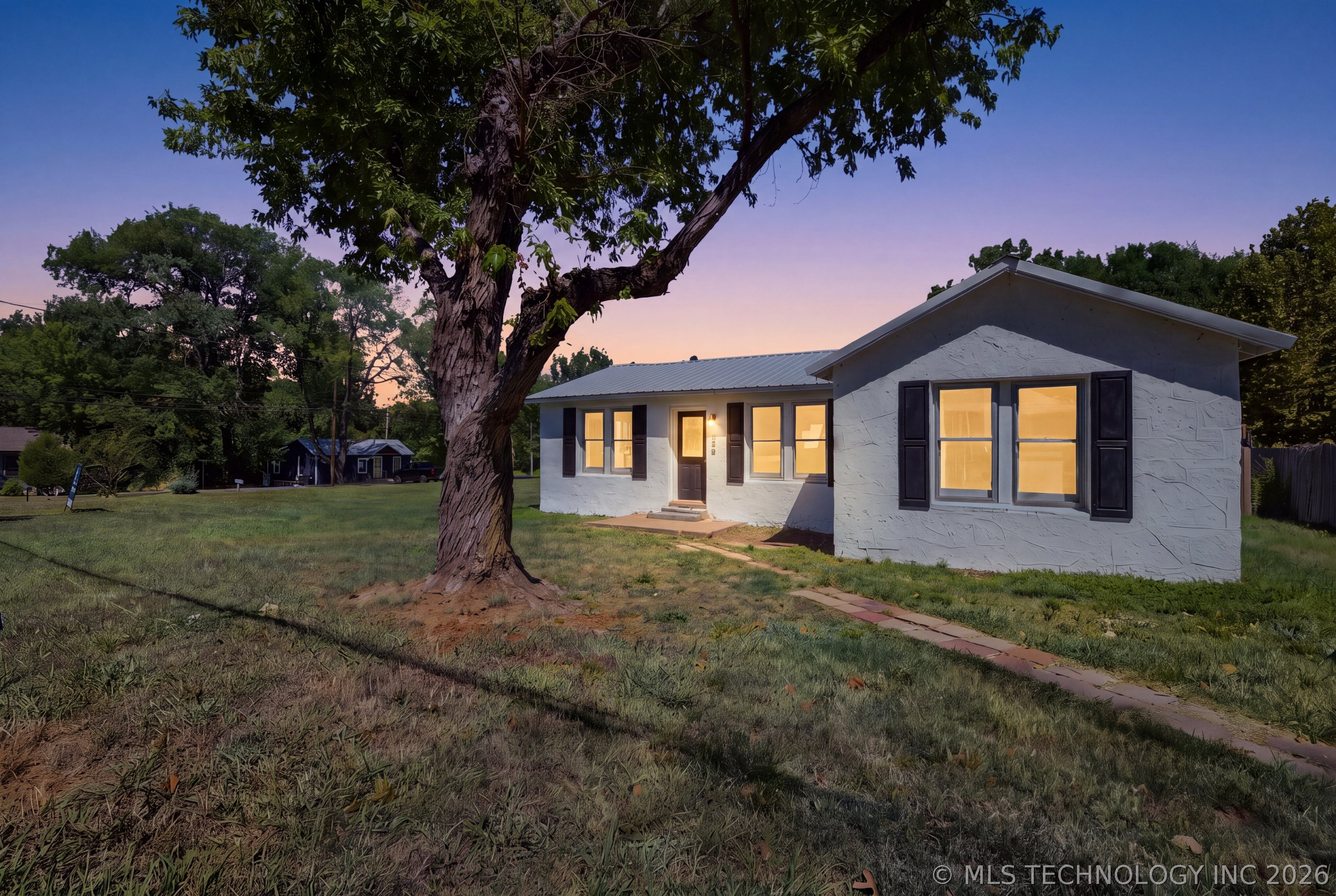 329 W Oak Street — photo