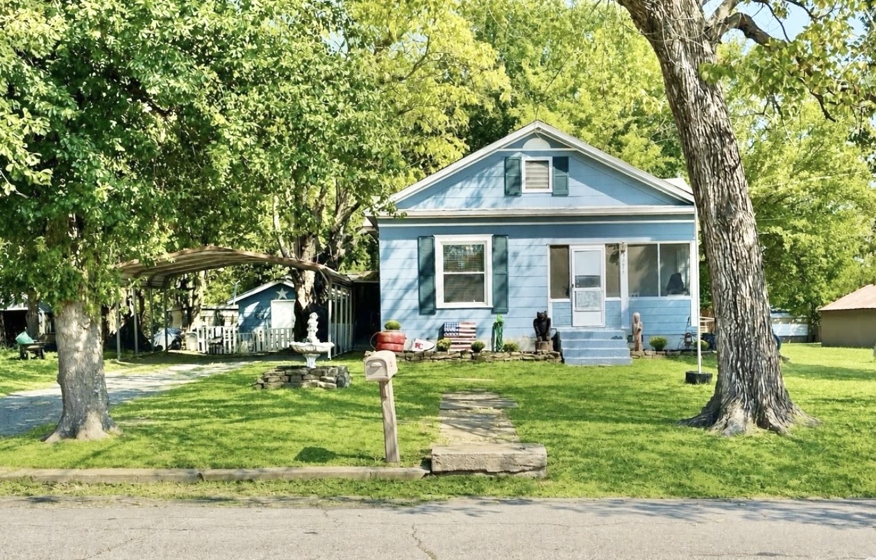 201 NE F — photo