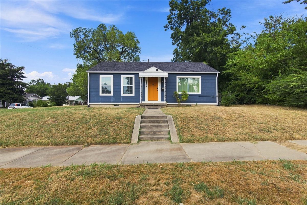 2205 E 5th Place — photo
