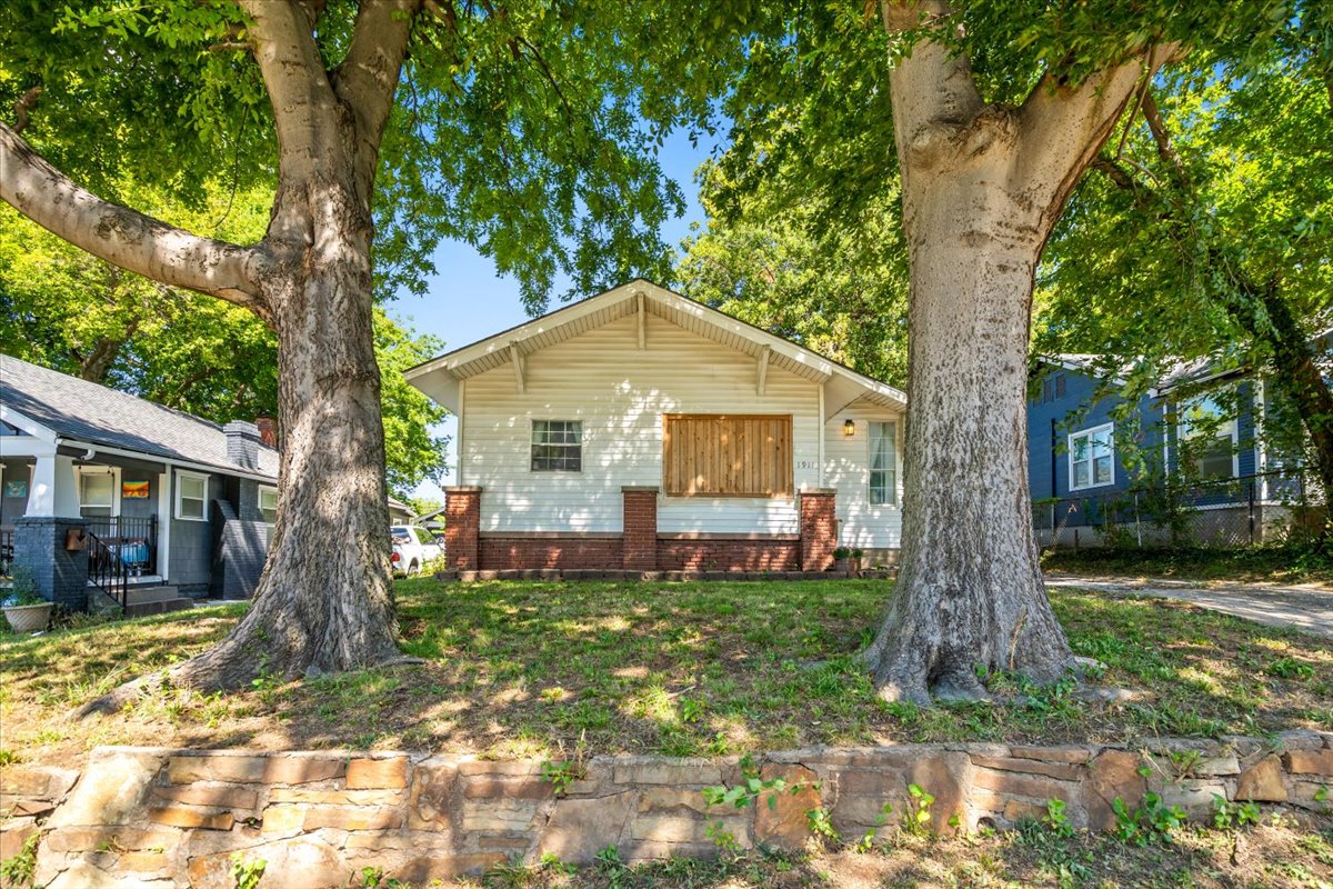 1911 W Cameron Street — photo