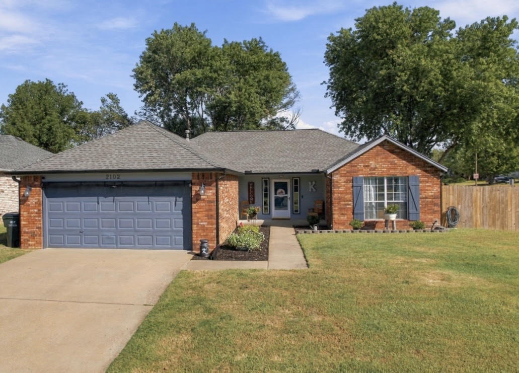 2102 W Walnut Street — photo