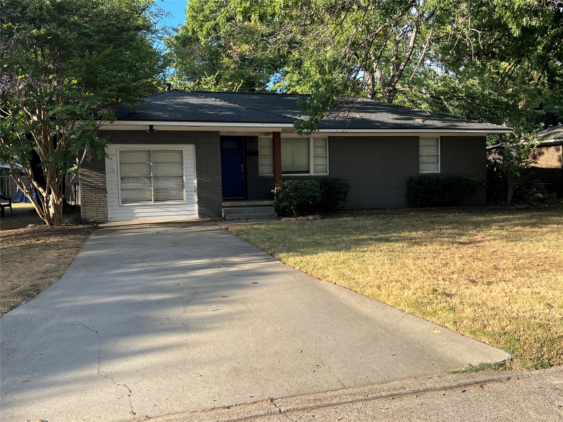 1519 Windsor Way — photo
