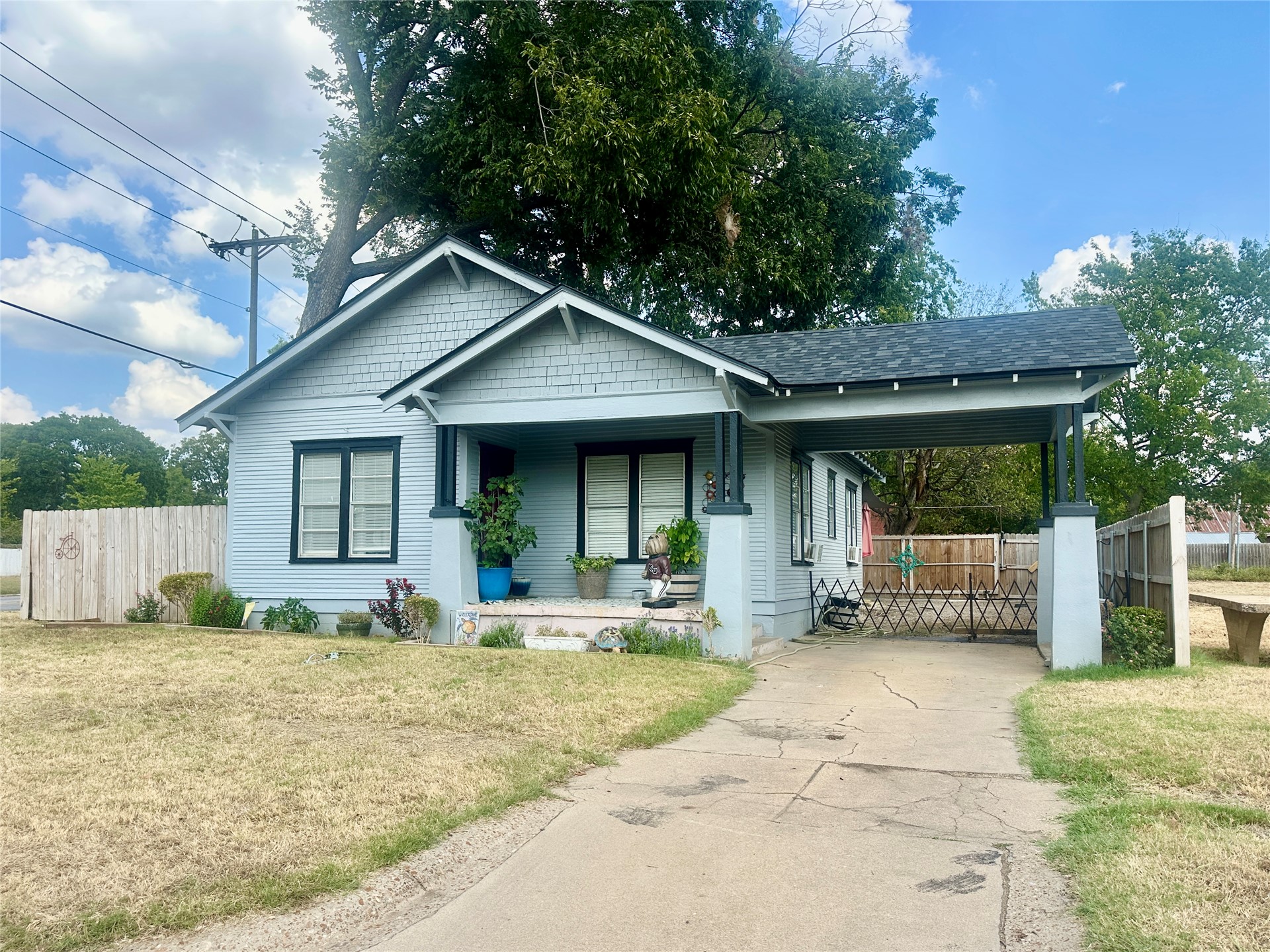1410 W Elm Street — photo