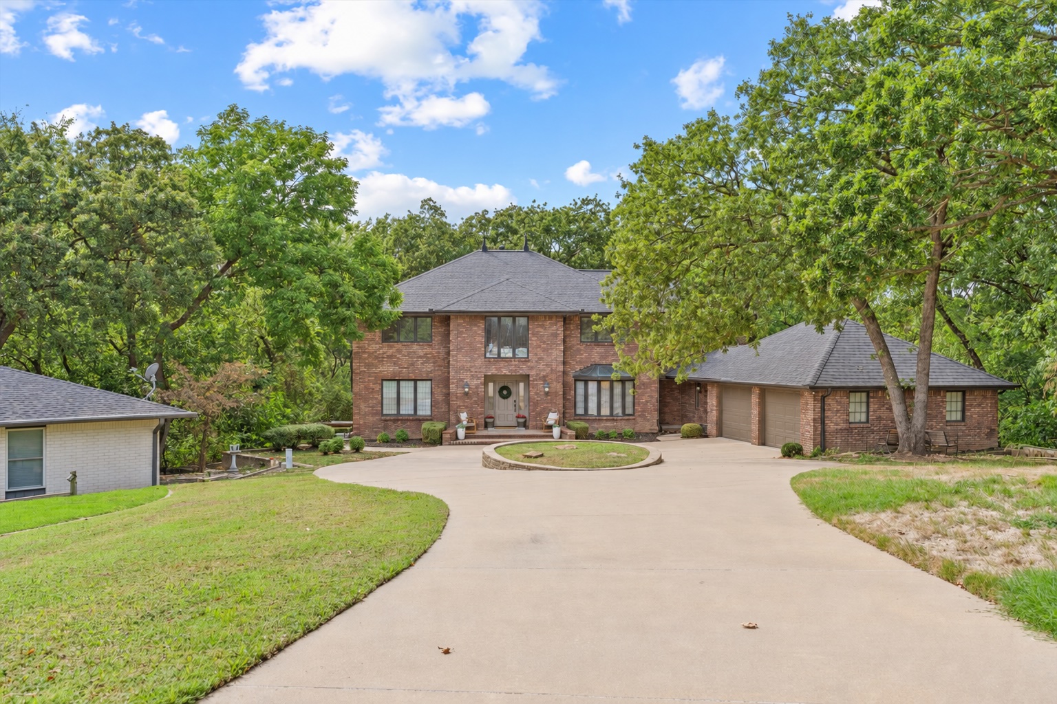 601 Oakridge Drive — photo