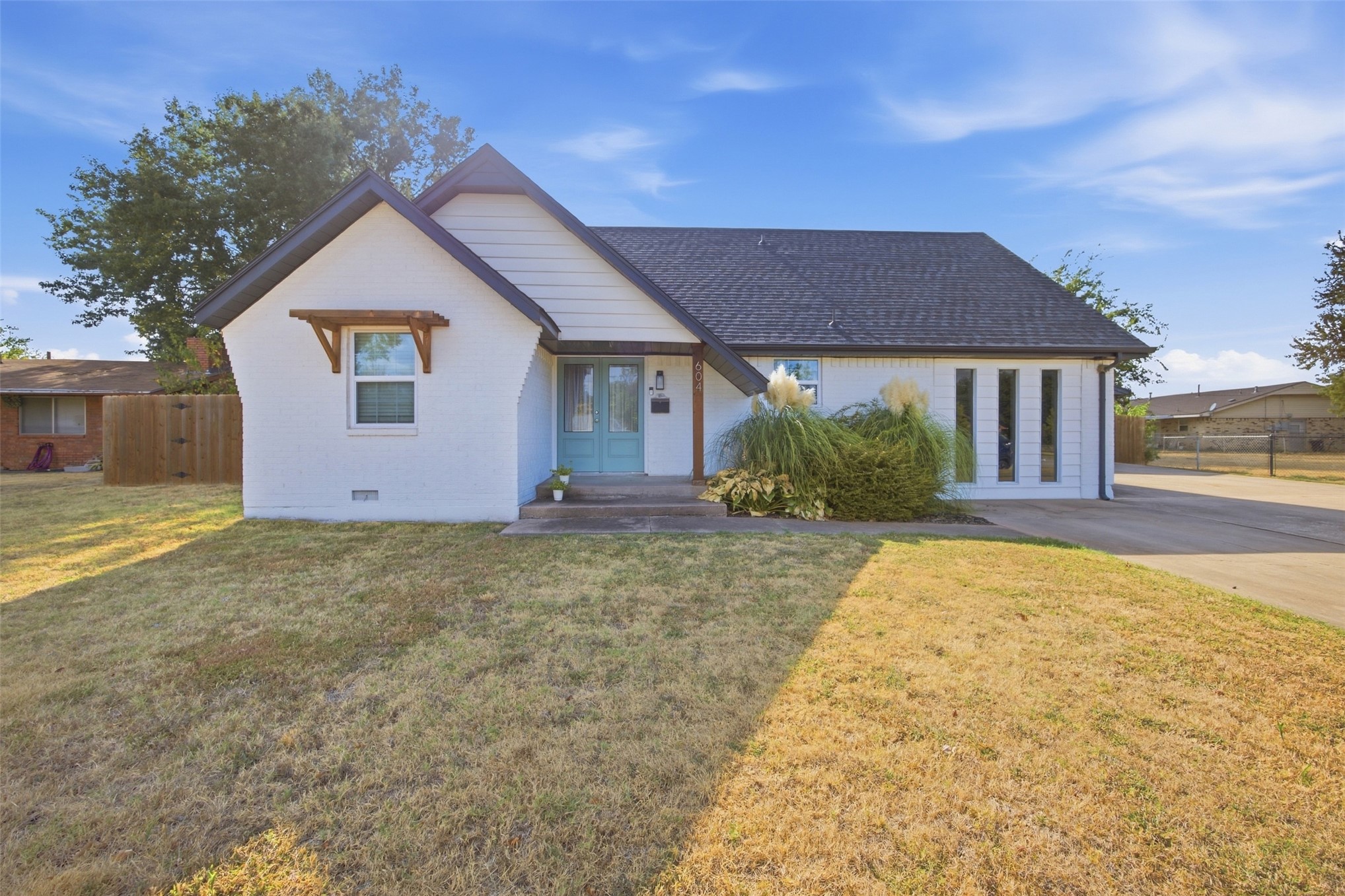 604 McArthur Lane — photo