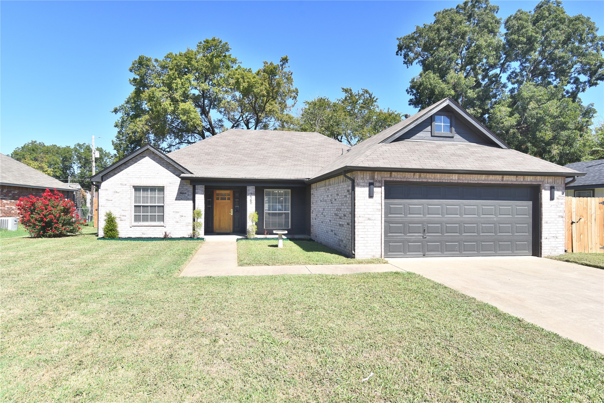 225 E Seminole Place — photo
