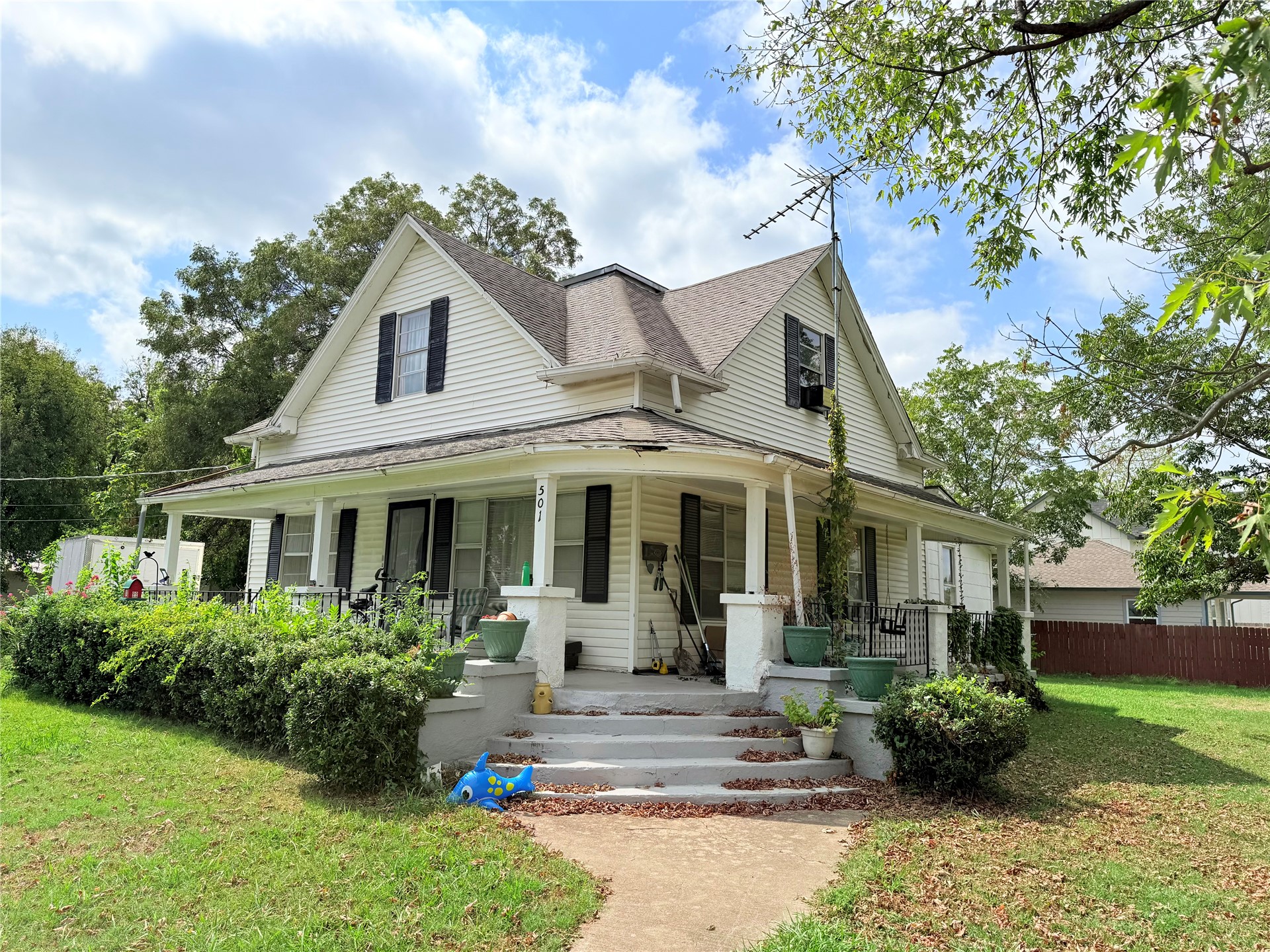 501 W El Paso Street — photo