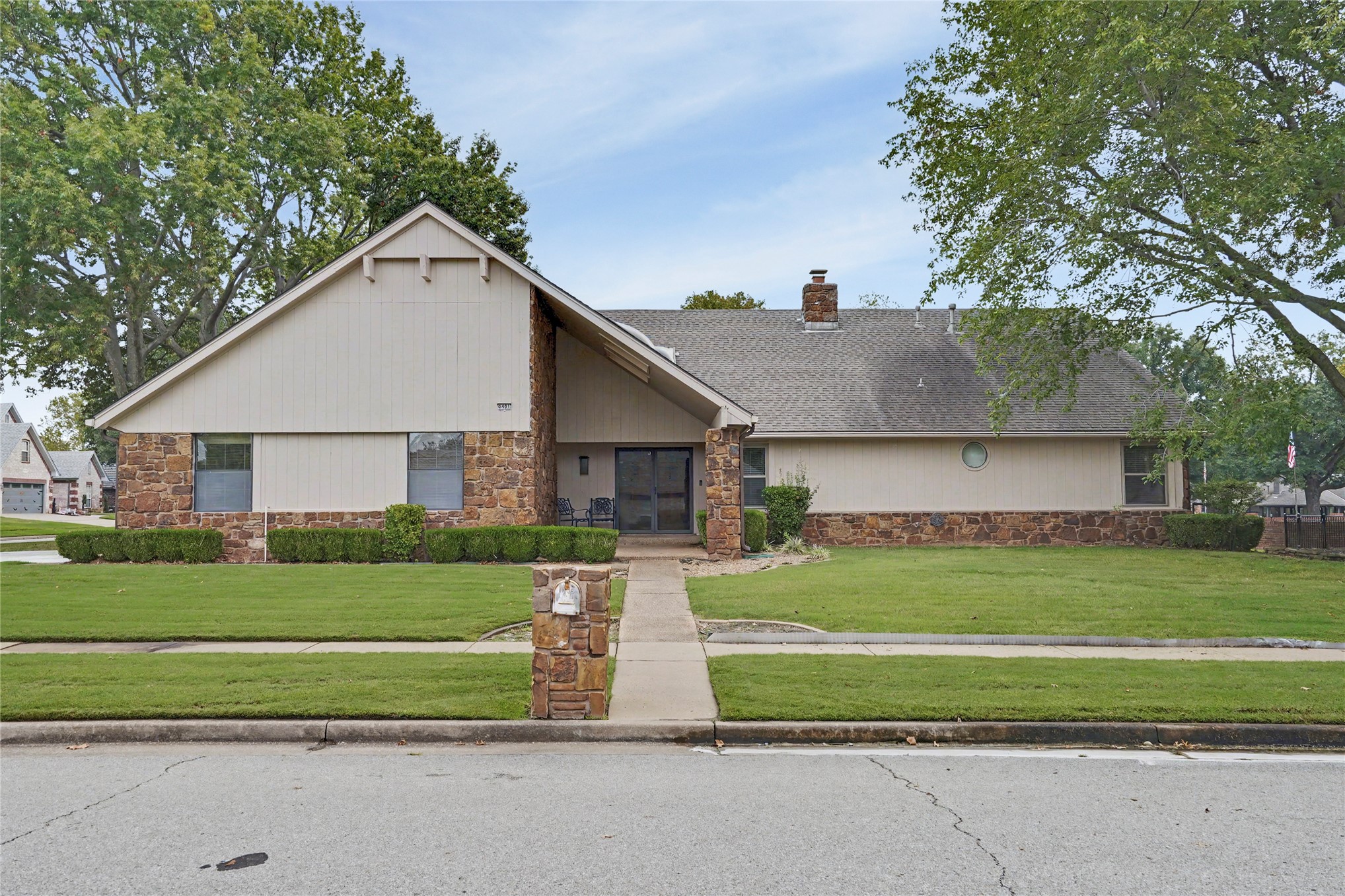 8401 Fairway Place — photo