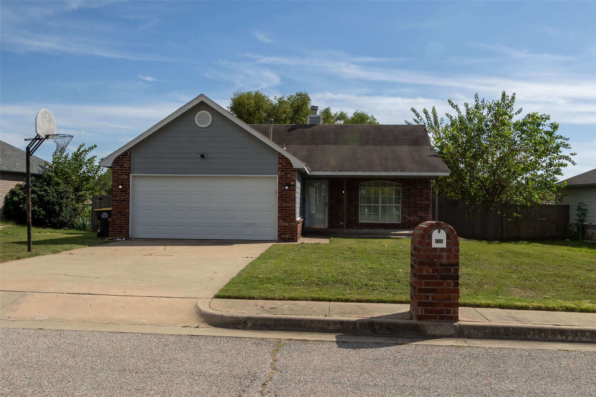 616 W Dogwood Street — photo