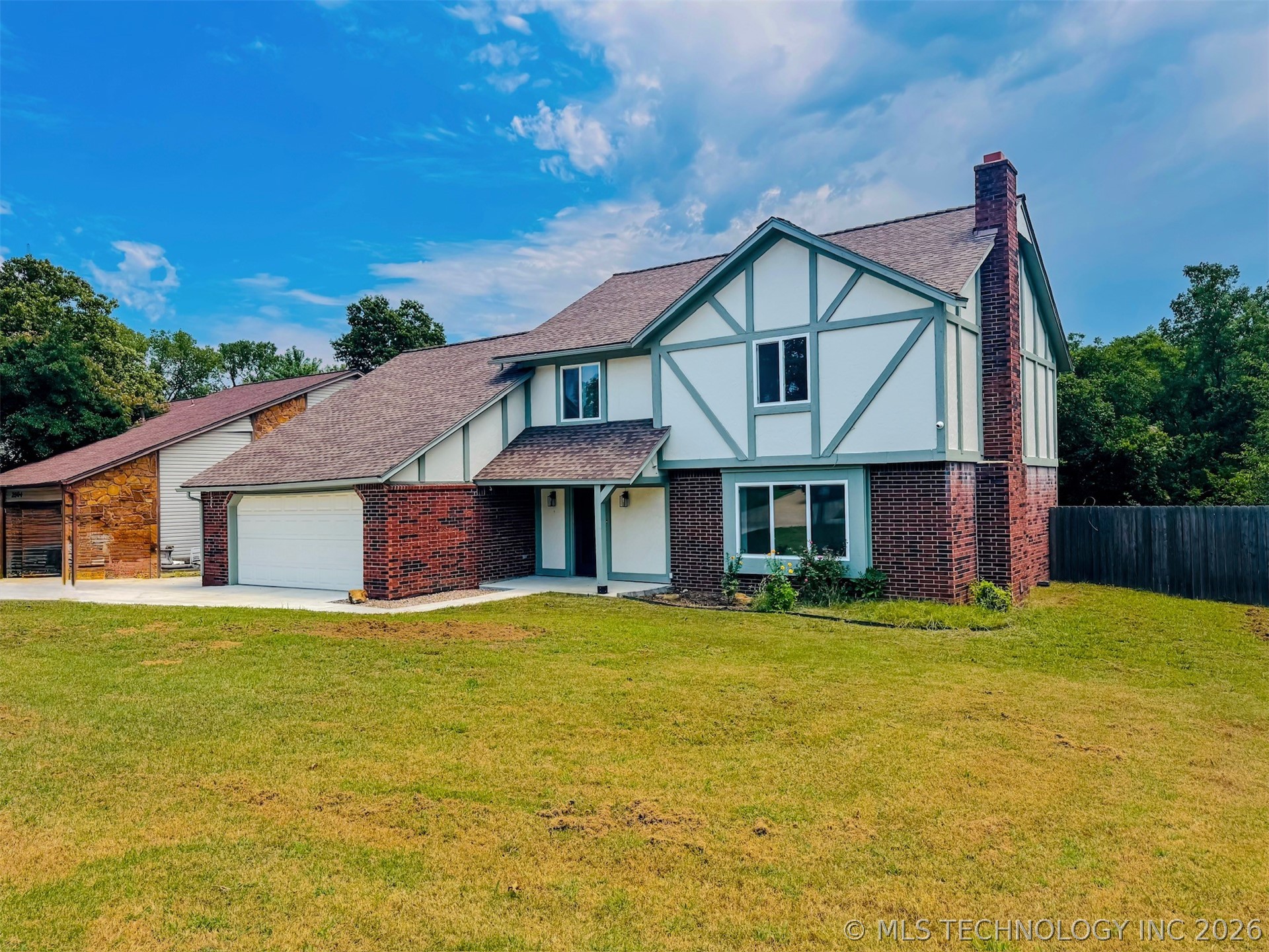 2502 W Driftwood Drive — photo