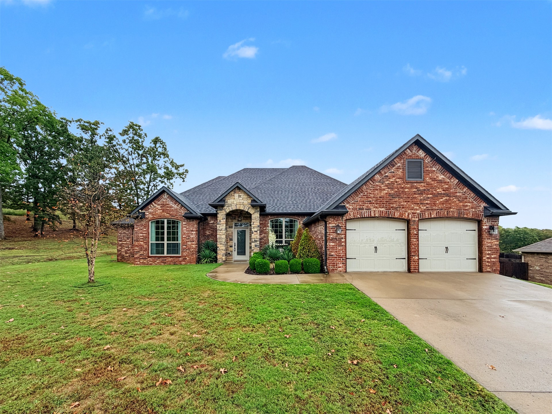 616 Woodlands Drive — photo
