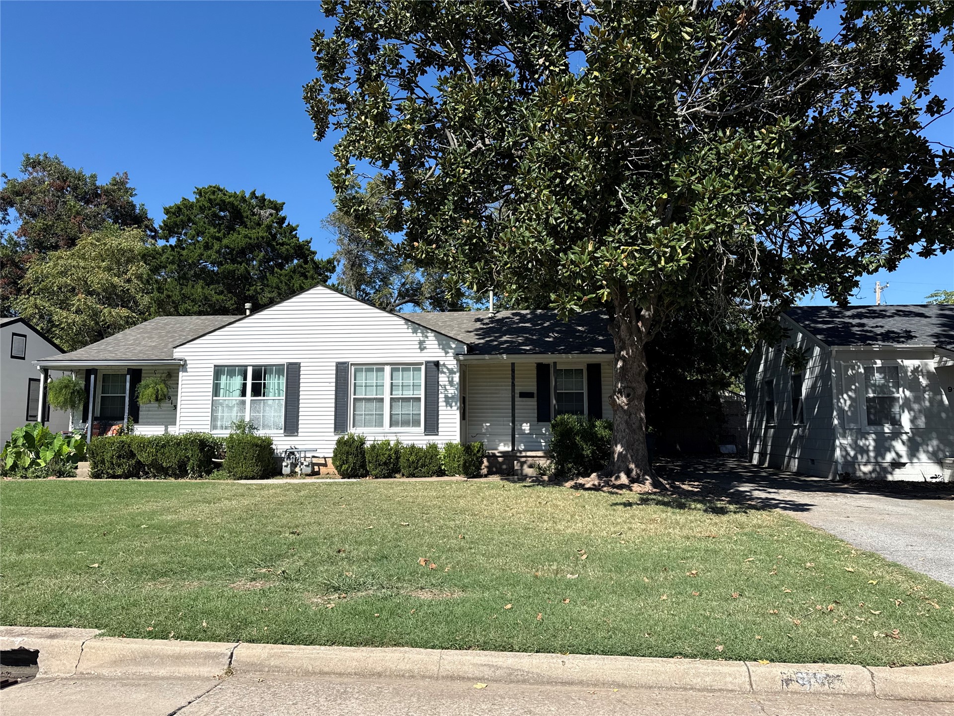 915 E 37th Place — photo