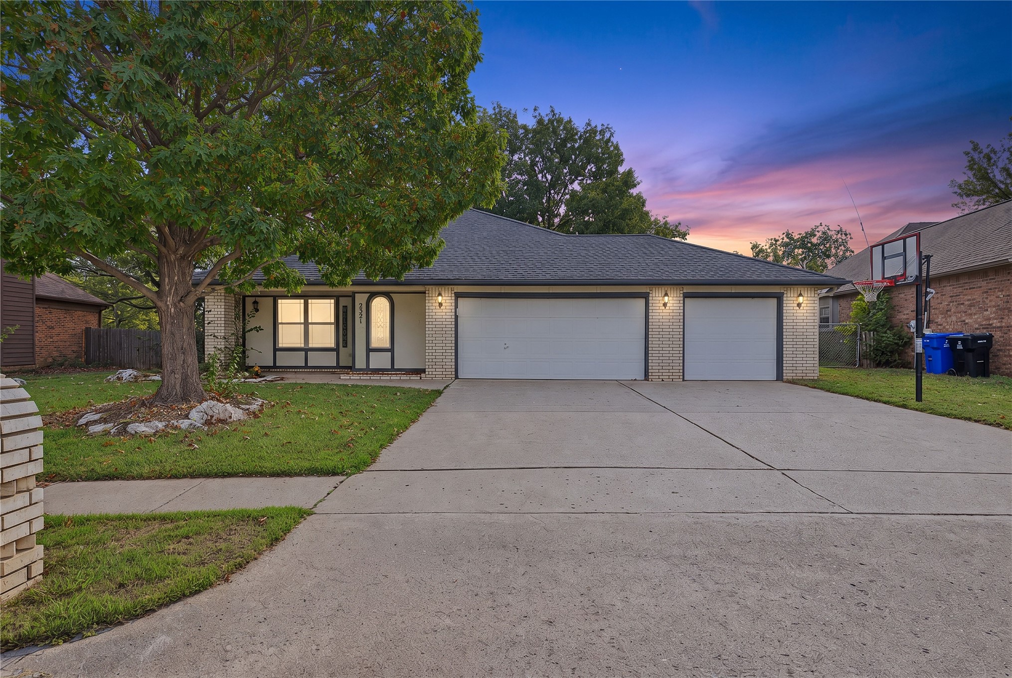 2321 W Twin Oaks Street — photo