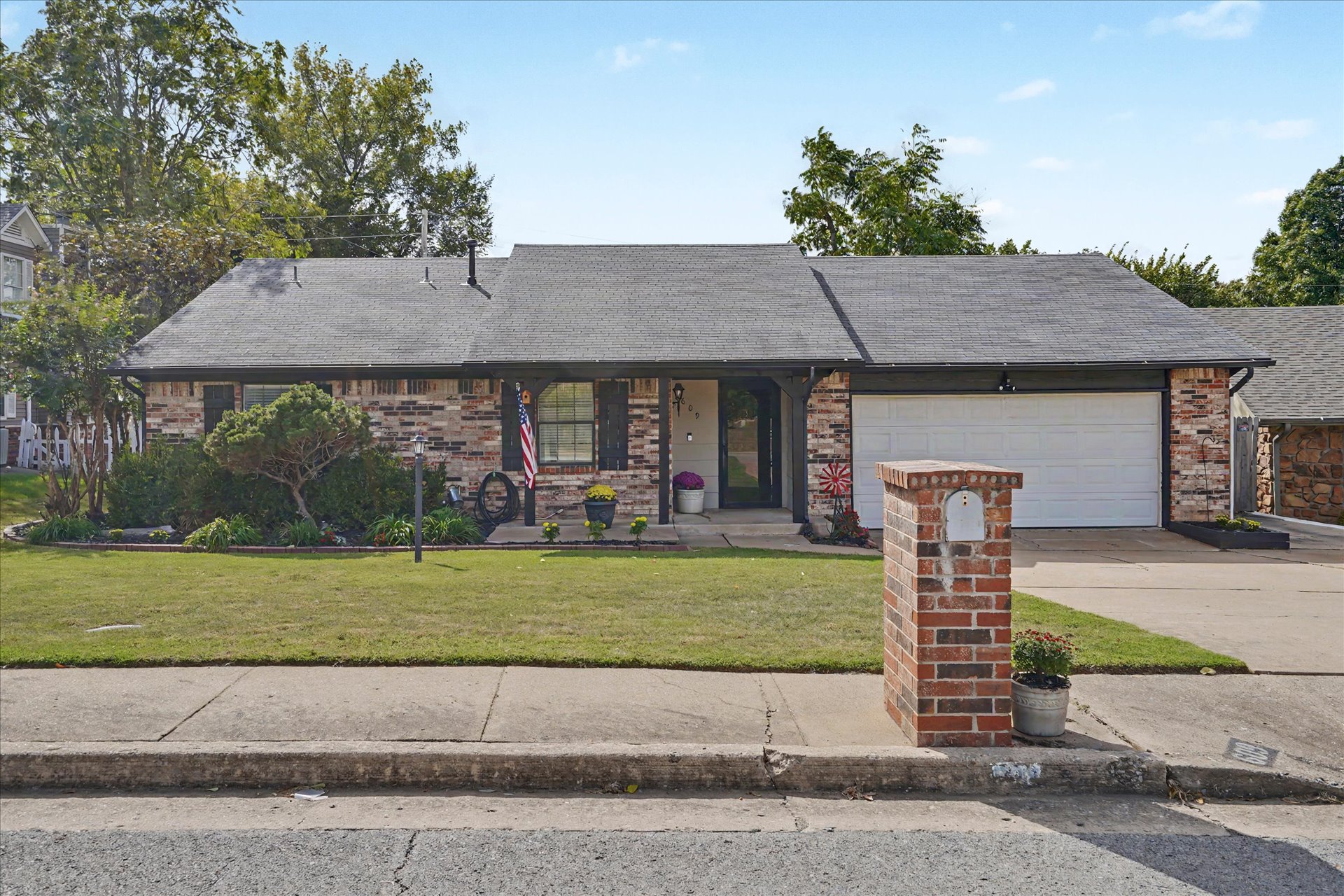 609 W 32nd Place — photo