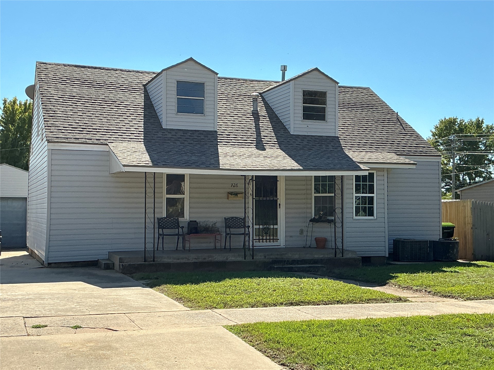 726 W Apache — photo