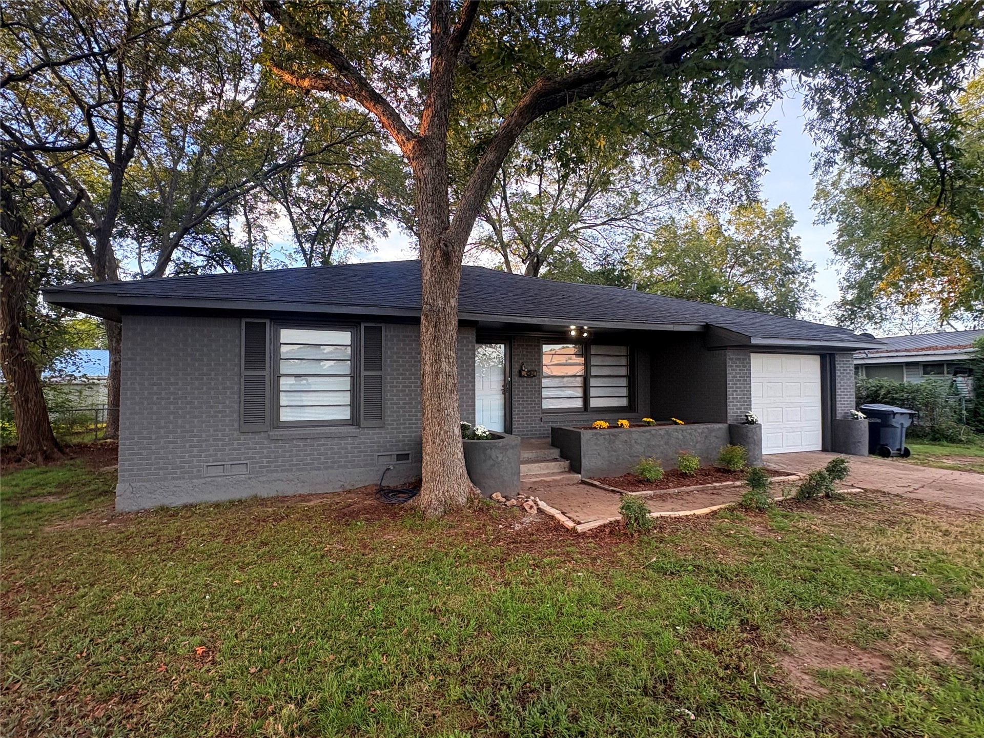 512 Maxwell NW — photo