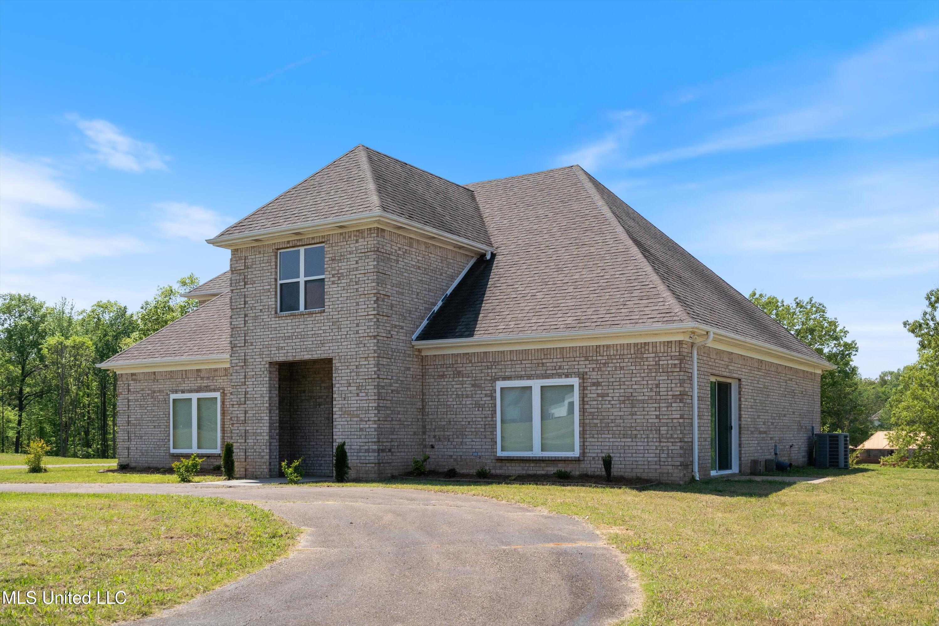 206 Swan Lk Drive — photo