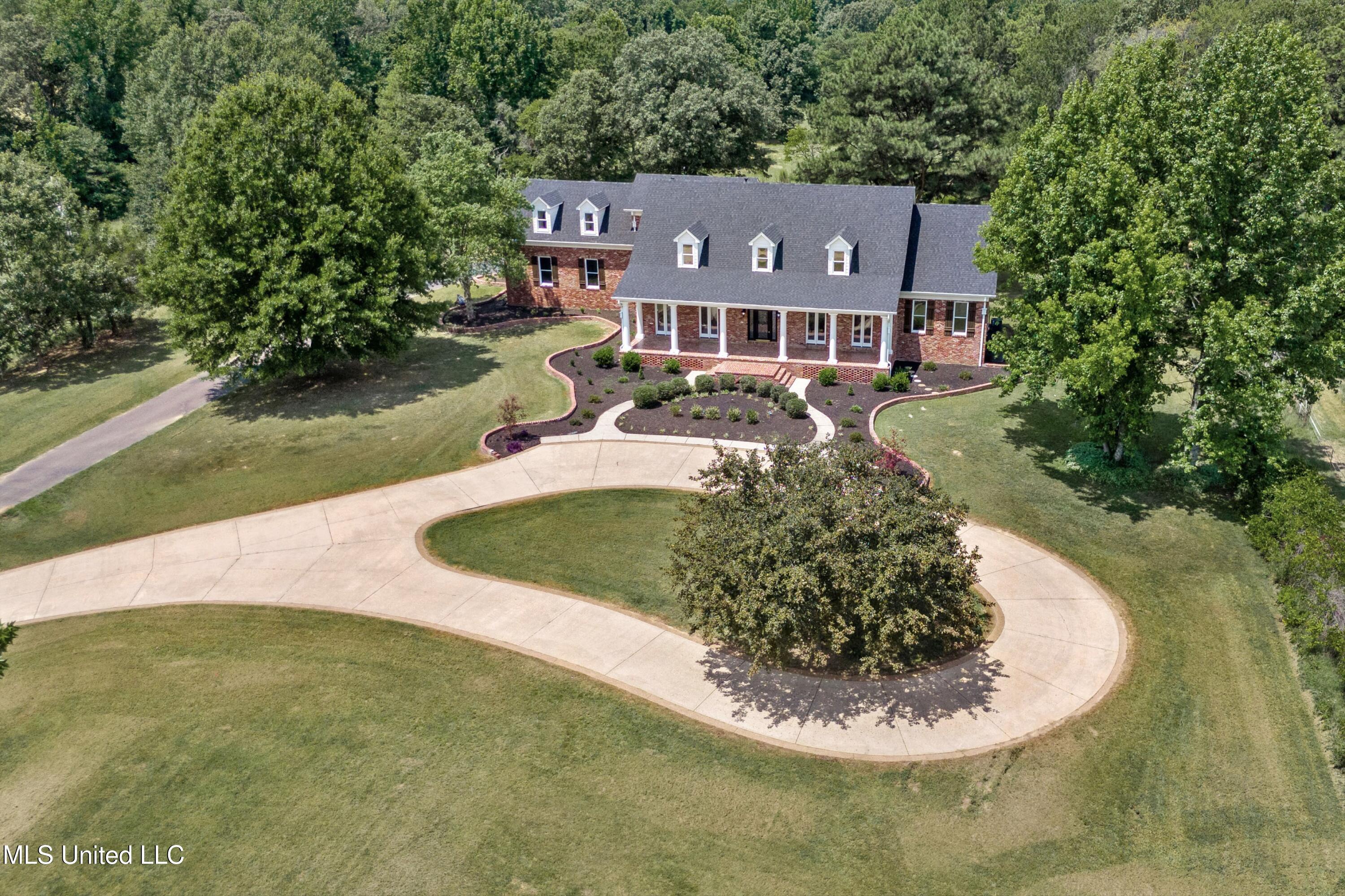 1594 Victoria Road — photo