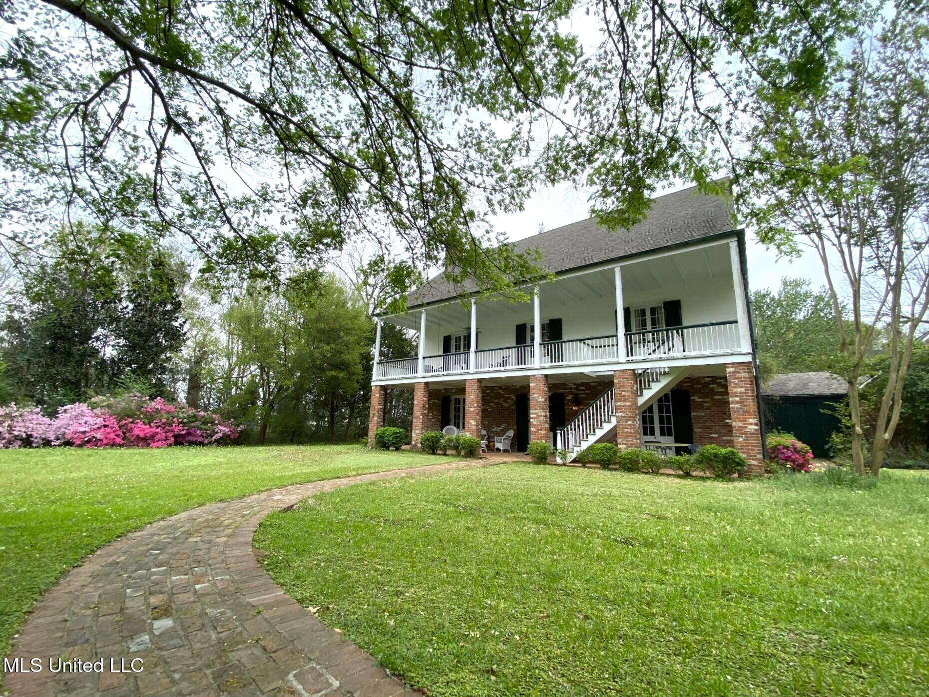 200 Devereaux Drive — photo