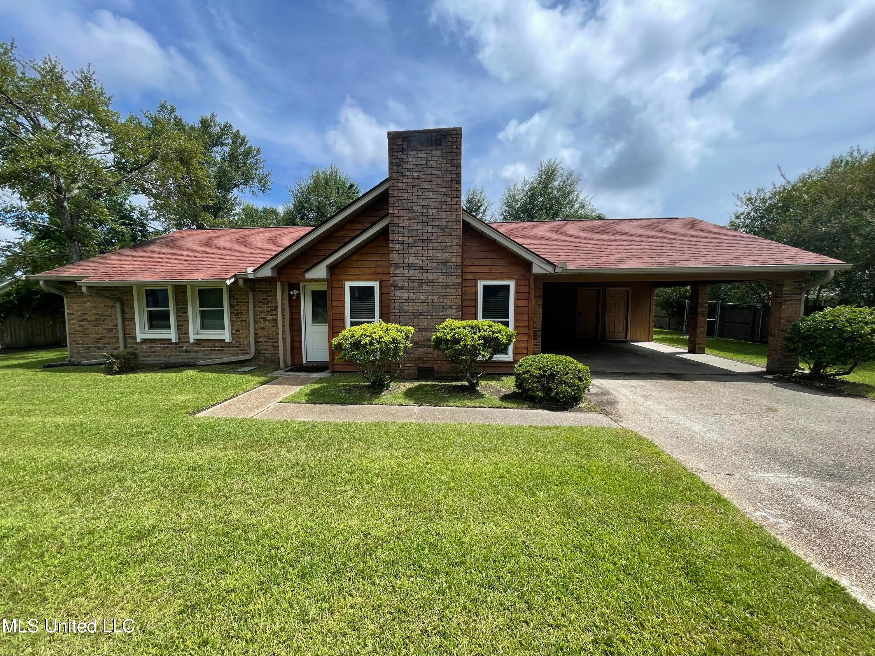2033 South Hill Drive — photo