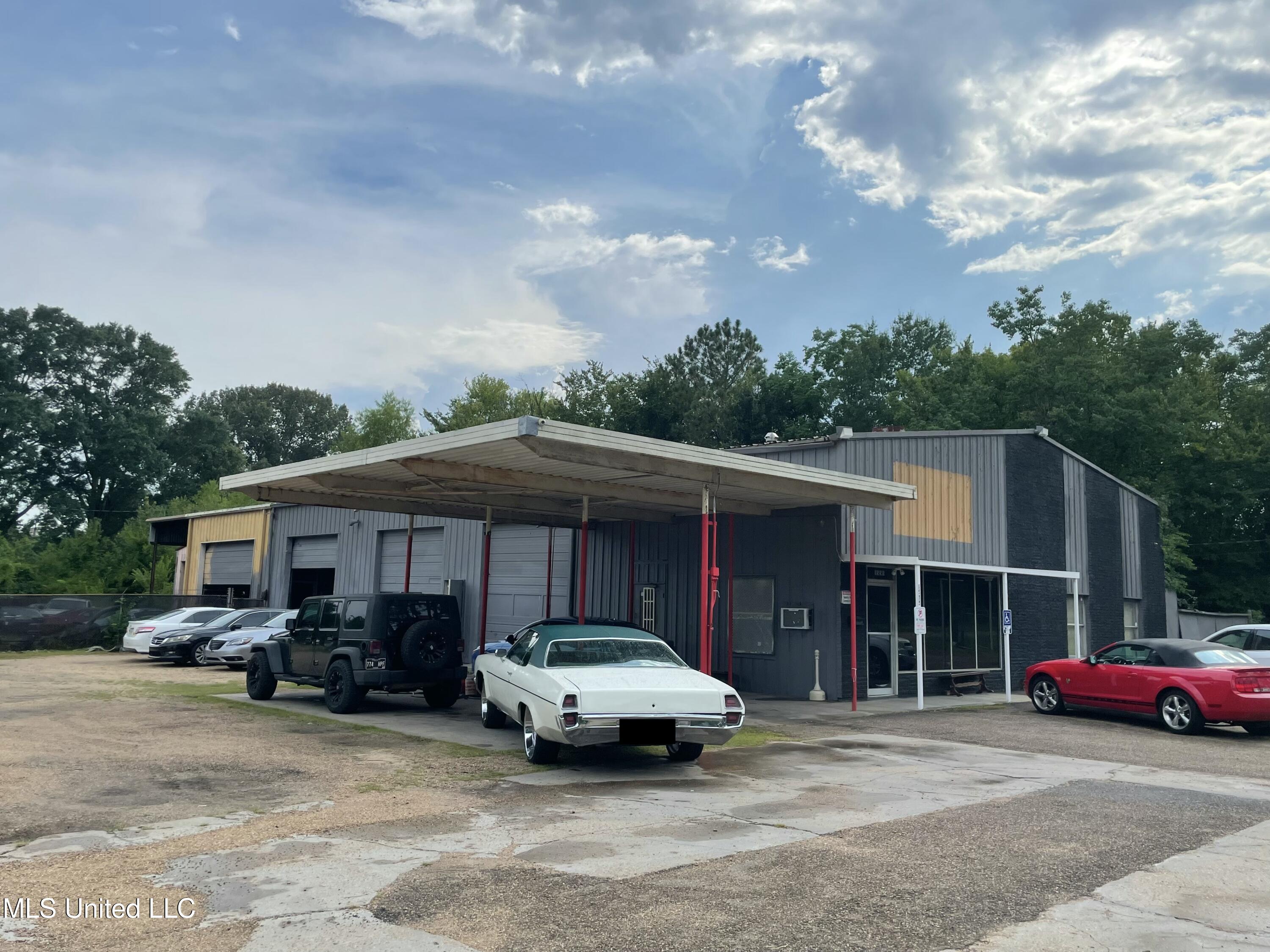 1555 W Northside Drive — photo