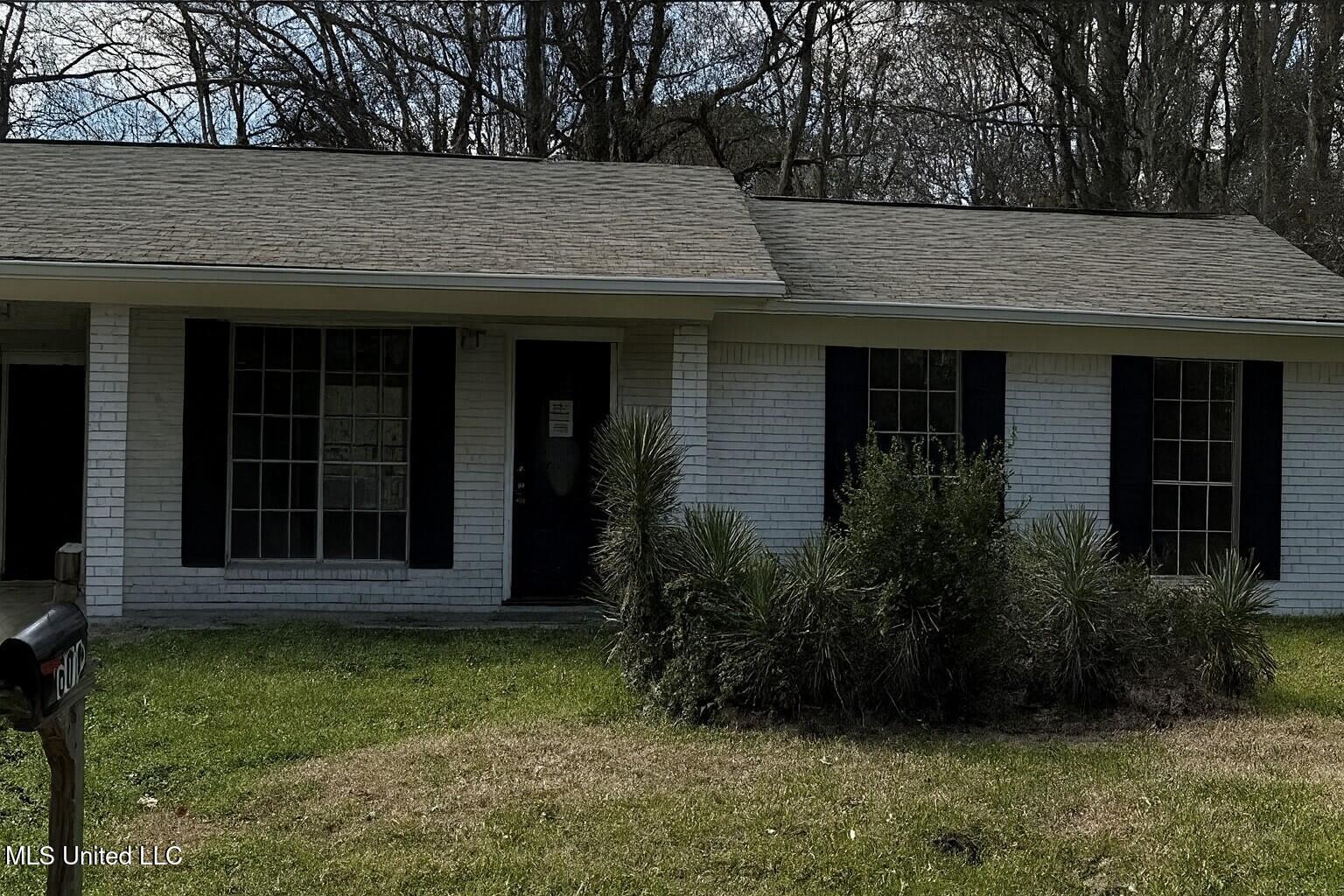 601 W Hill Drive — photo
