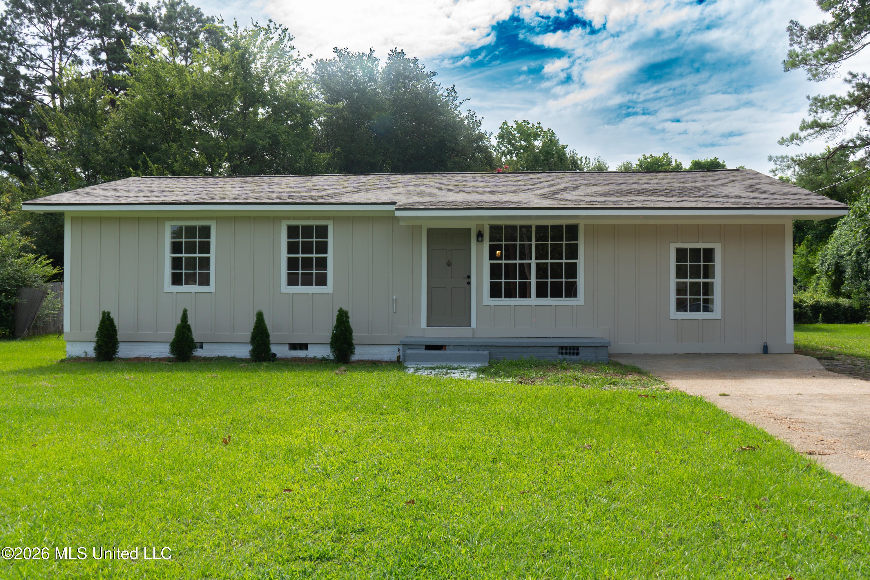 352 Beverly Circle — photo