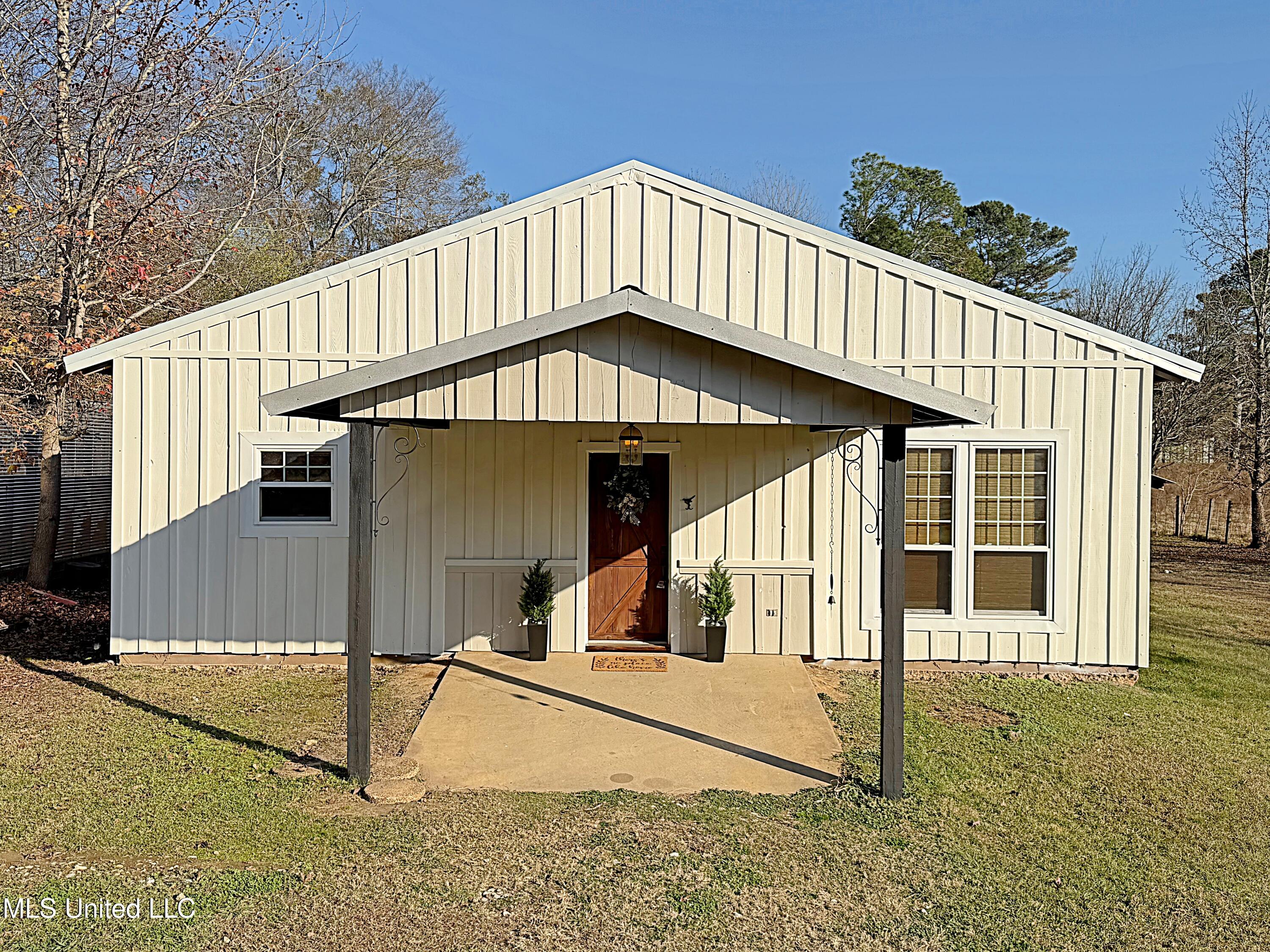 1530 N Highway 35 — photo
