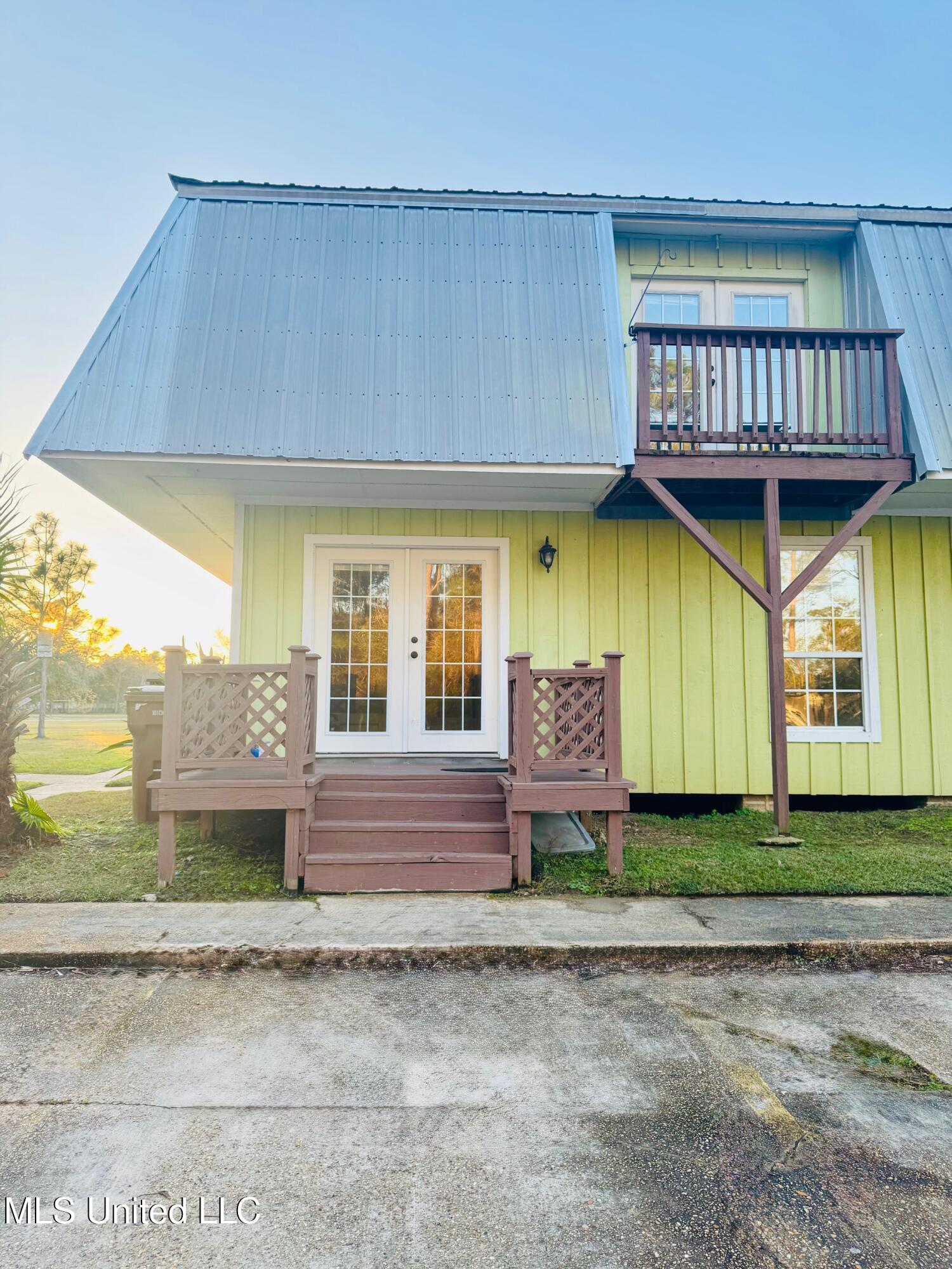 590 Royal Oak Drive — photo