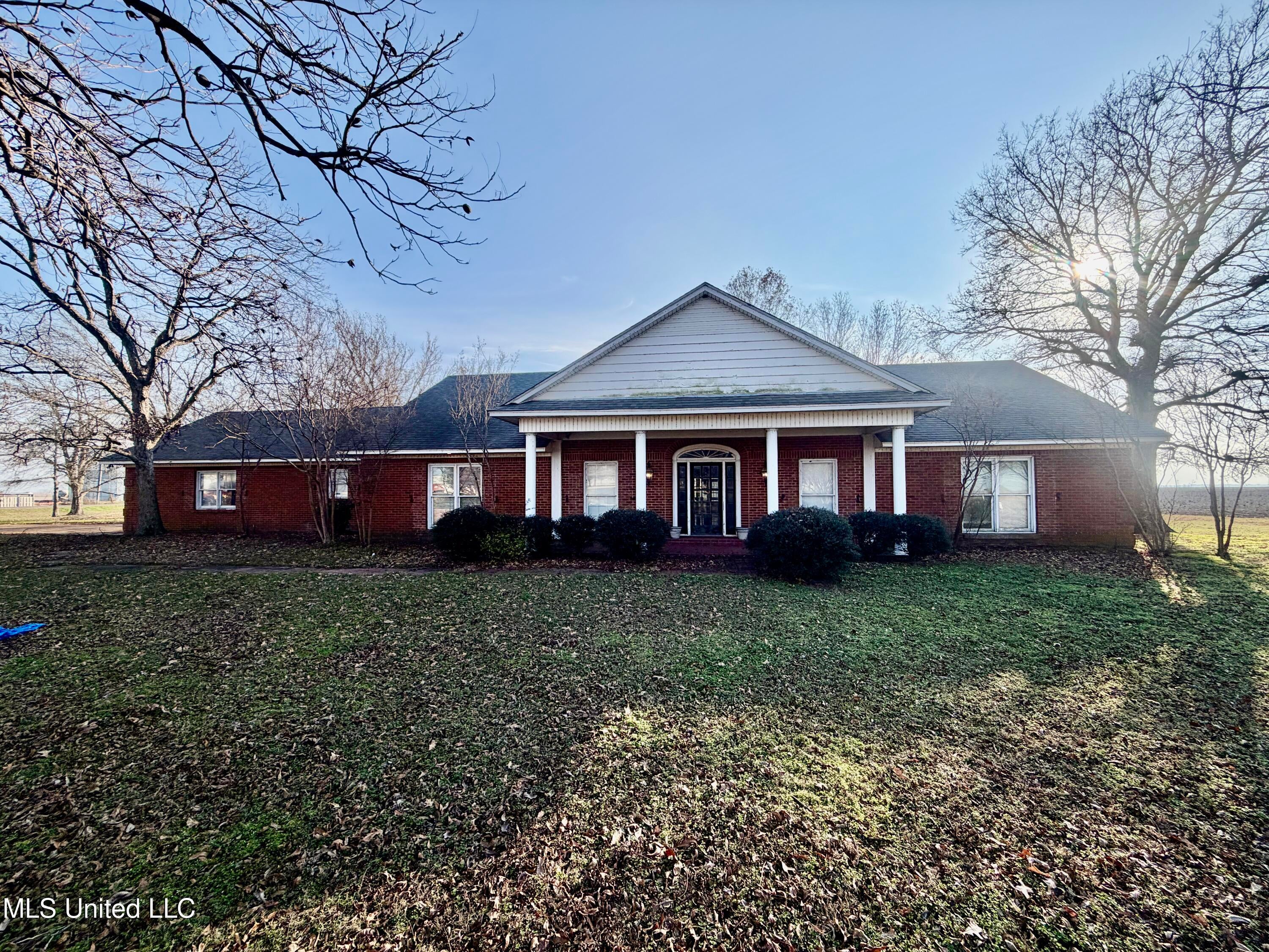 2907 Highway 8 — photo