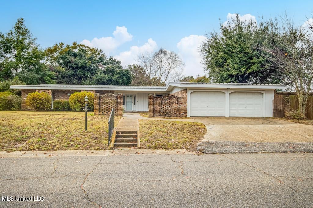 28 Woodglen Drive — photo