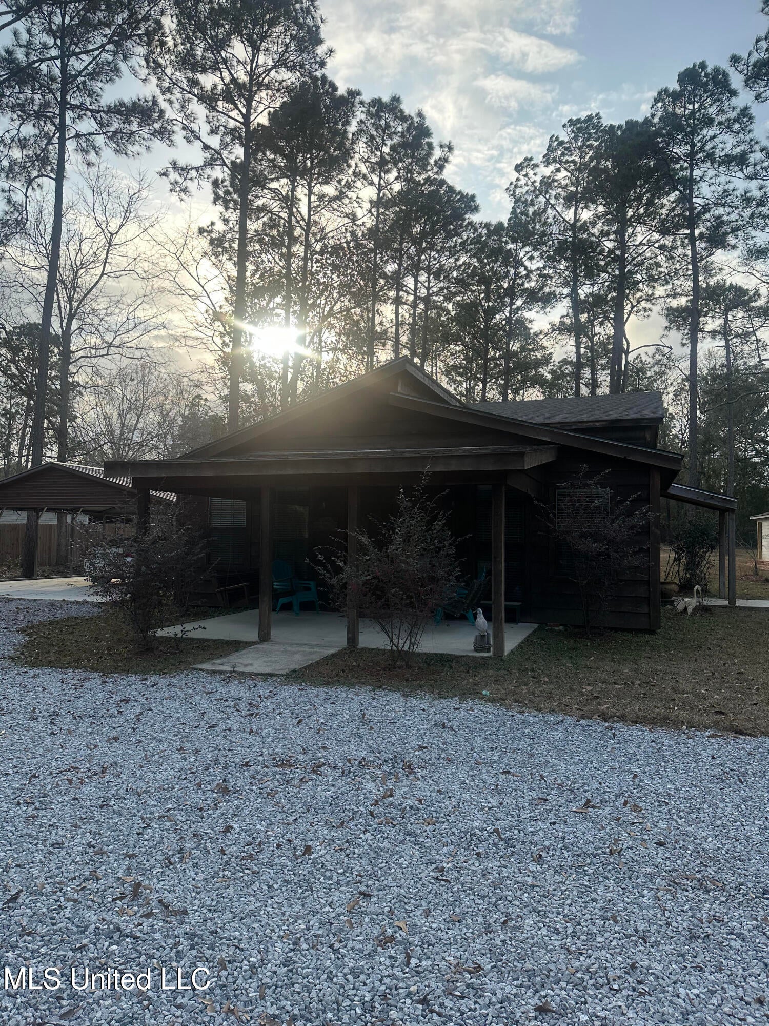 10325 Clearwater Road — photo