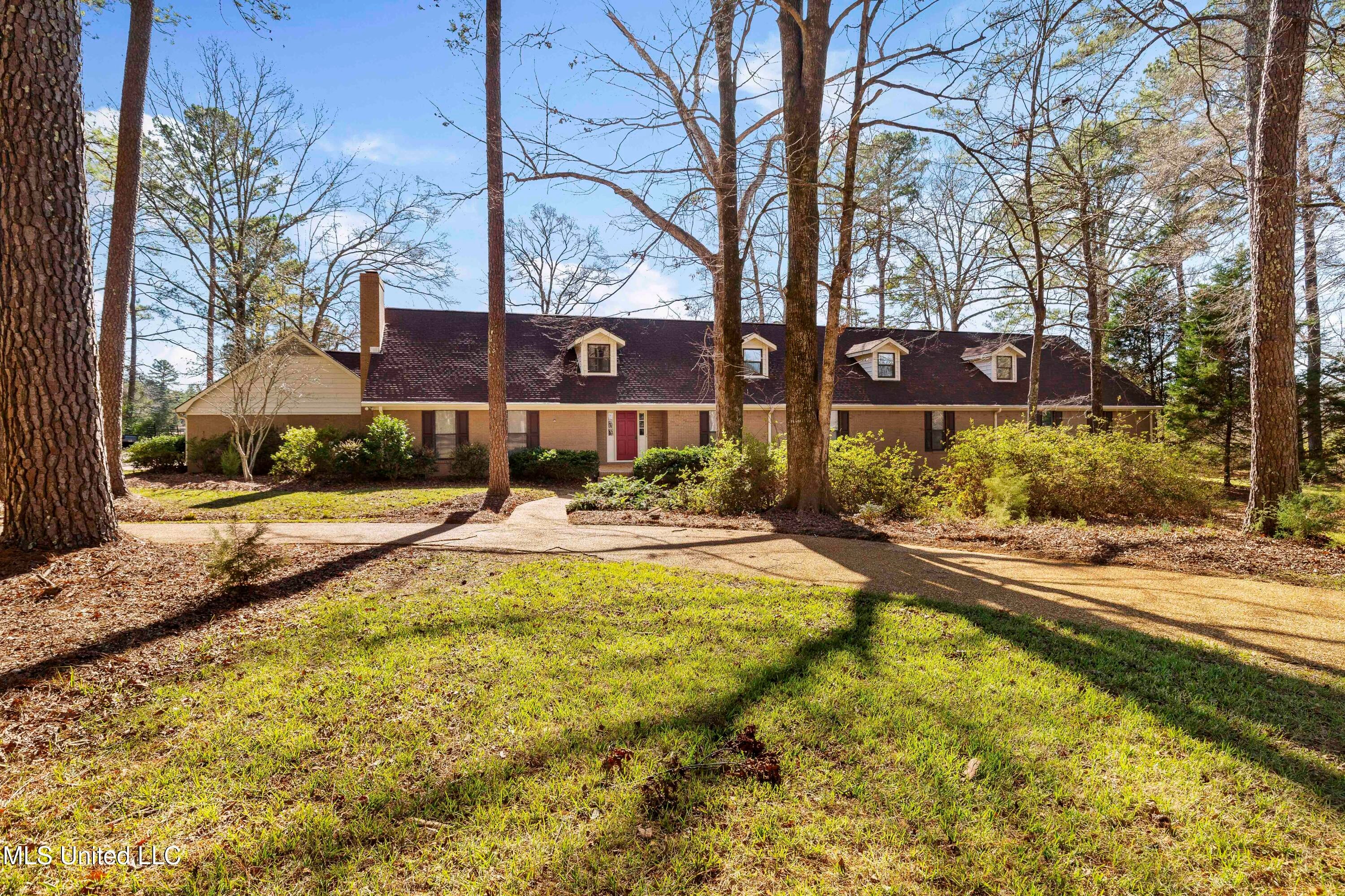 102 Creekwood Drive — photo