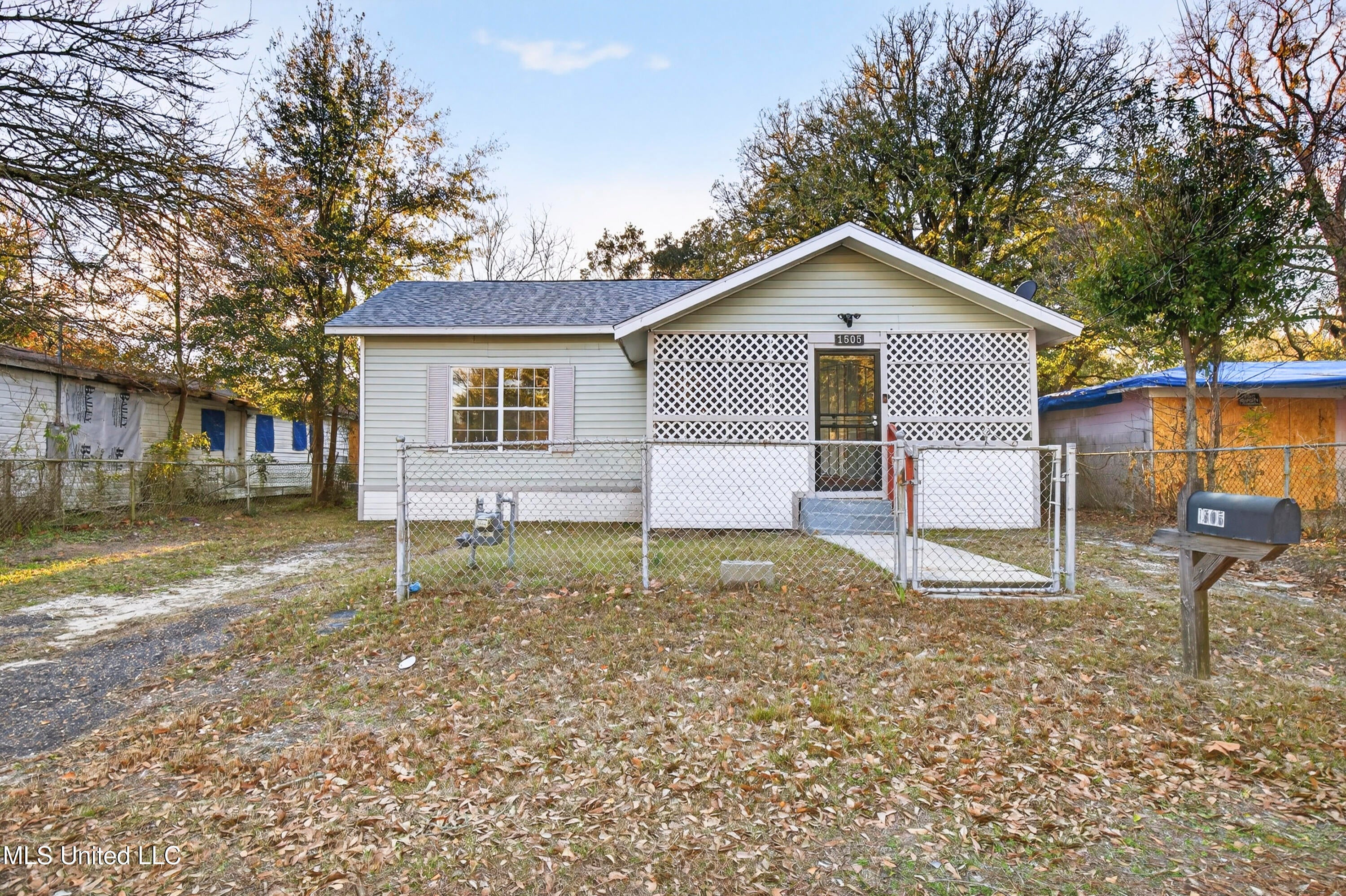 1505 R Dixie Avenue — photo