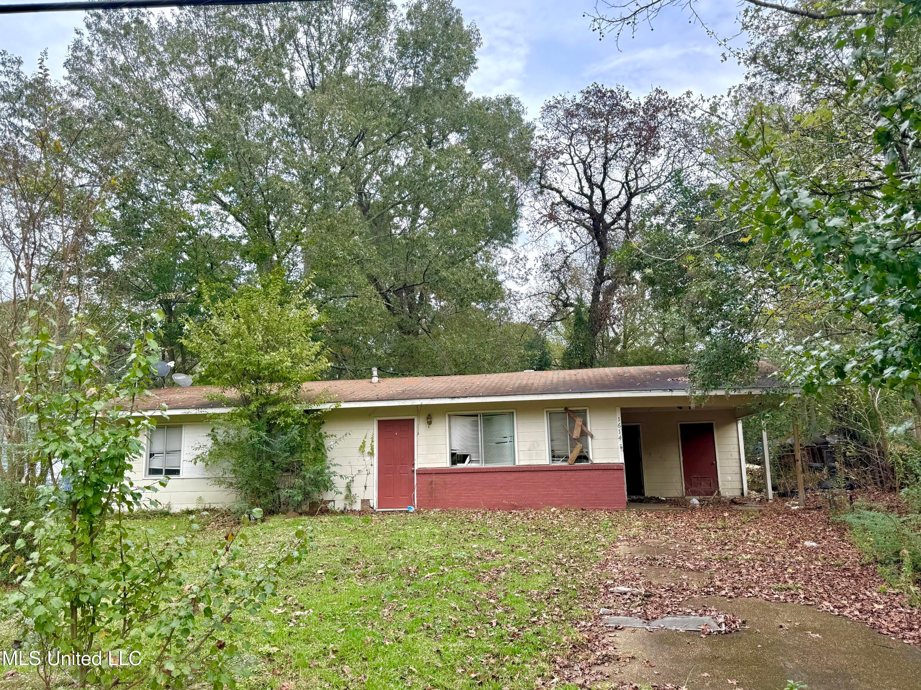 1614 Woody Drive — photo