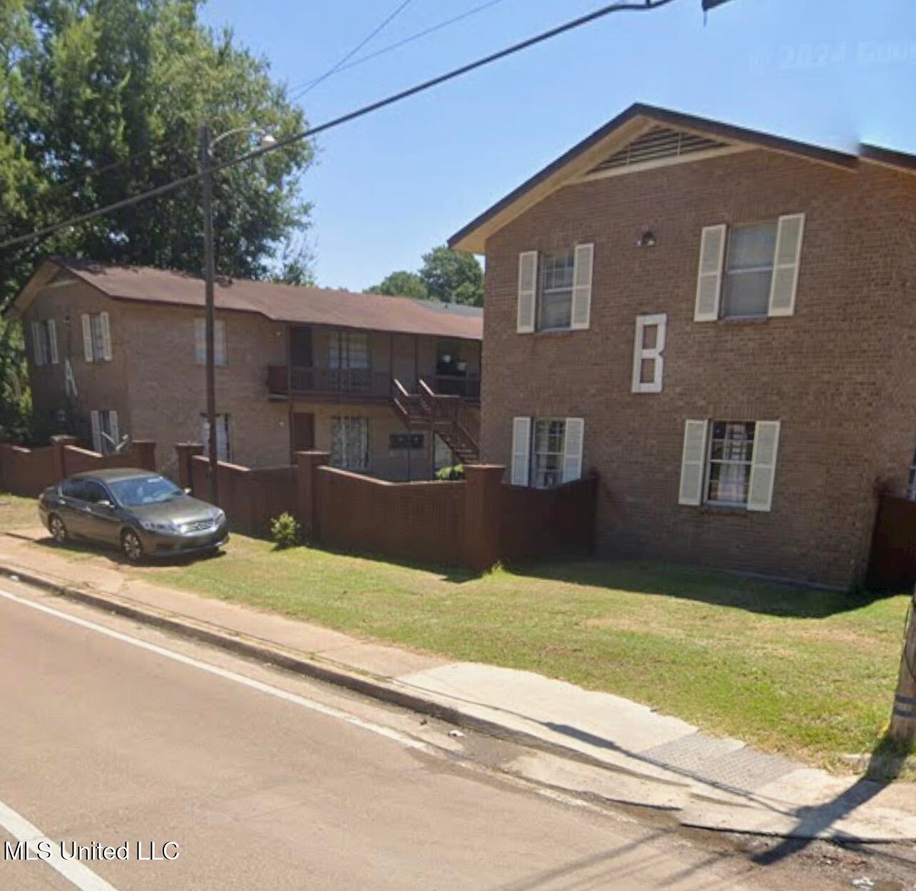 1711 Robinson Street — photo