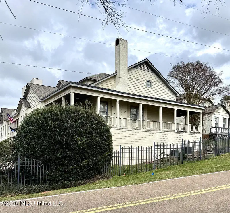 107 Lakepointe Drive — photo